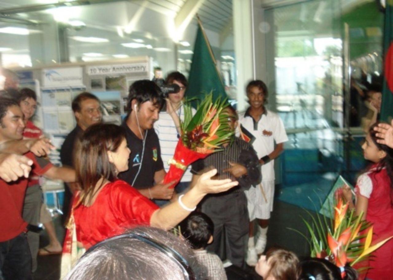 Dhiman Ghosh gets a warm reception from Bangladeshi expatriates after the national team touched down in Australia, Darwin, August 16, 2008 