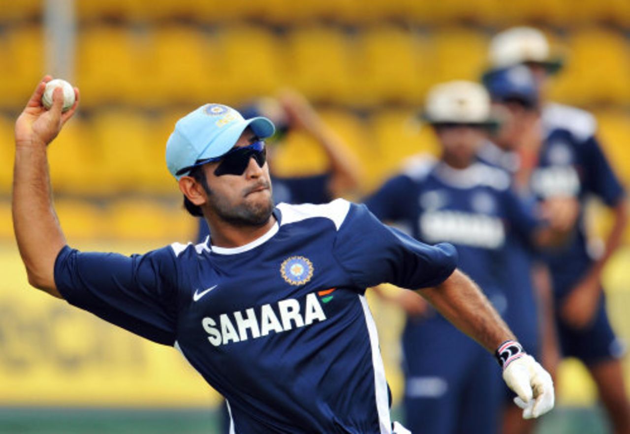 Mahendra Singh Dhoni sharpens his throwing, Dambulla, August 17, 2008