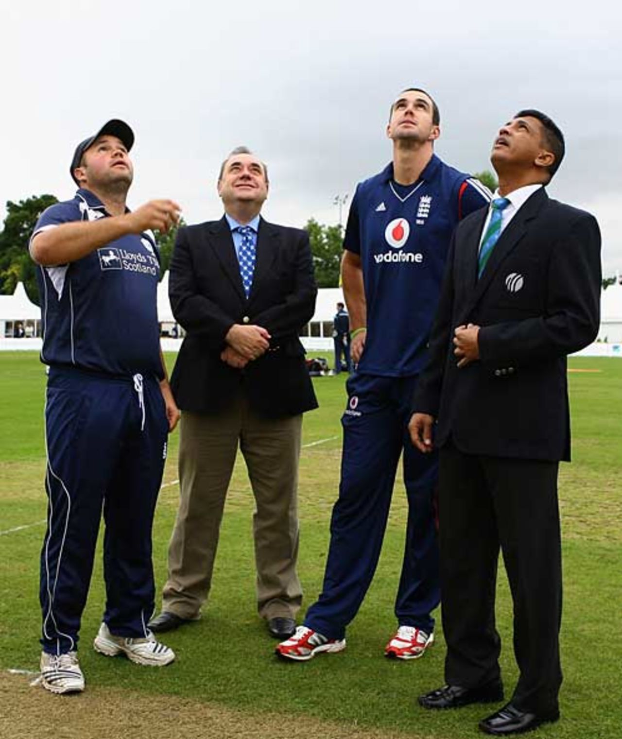 Kevin Pietersen and Ryan Watson at the toss with Scotland's first minister Alex Salmond, Scotland v England, Only ODI, Edinburgh, August 18, 2008