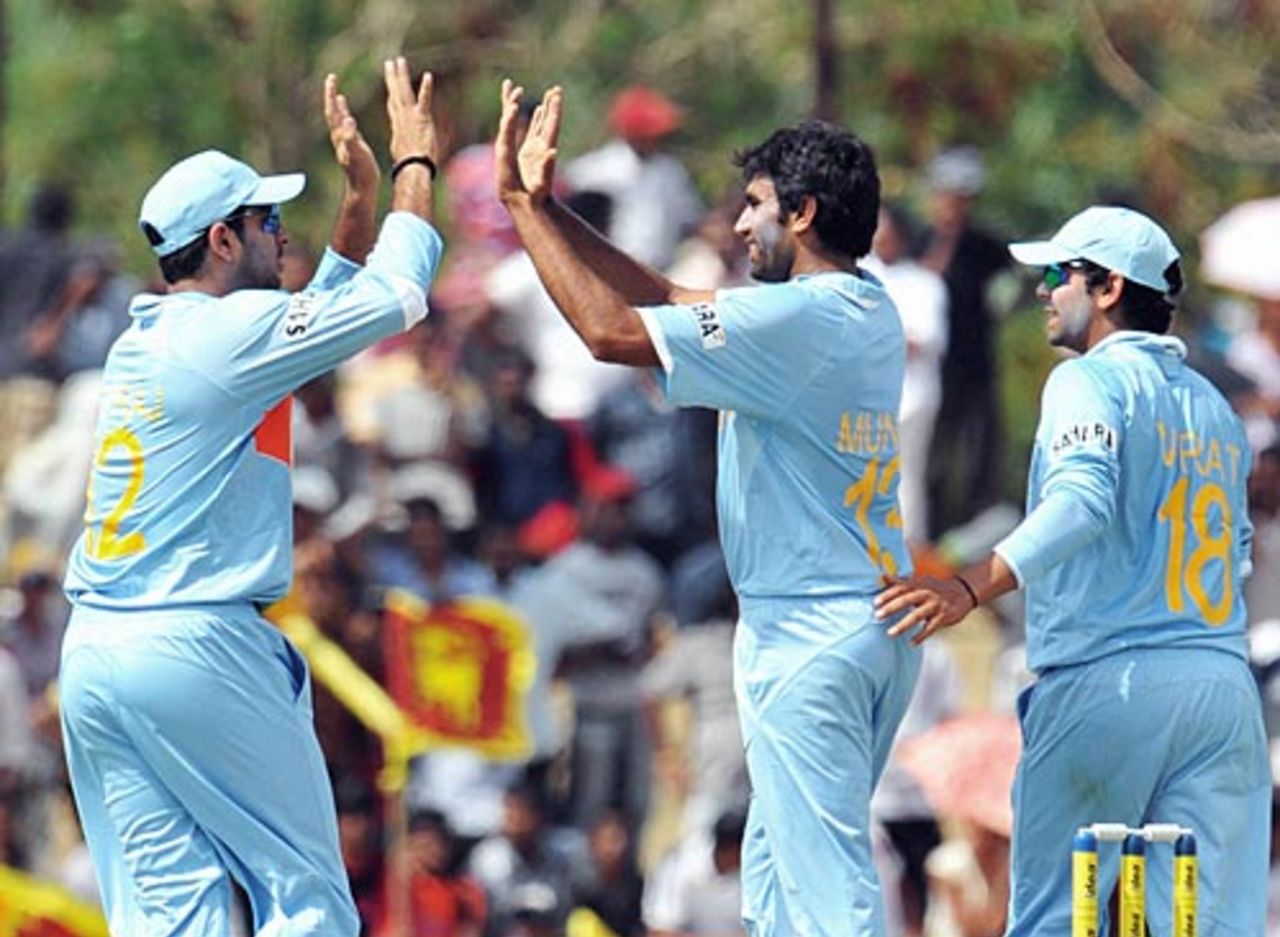 Team-mates congratulate Munaf Patel after picking up Sanath Jayasuriya's wicket, Sri Lanka v India, 1st ODI, Dambulla, August 18, 2008