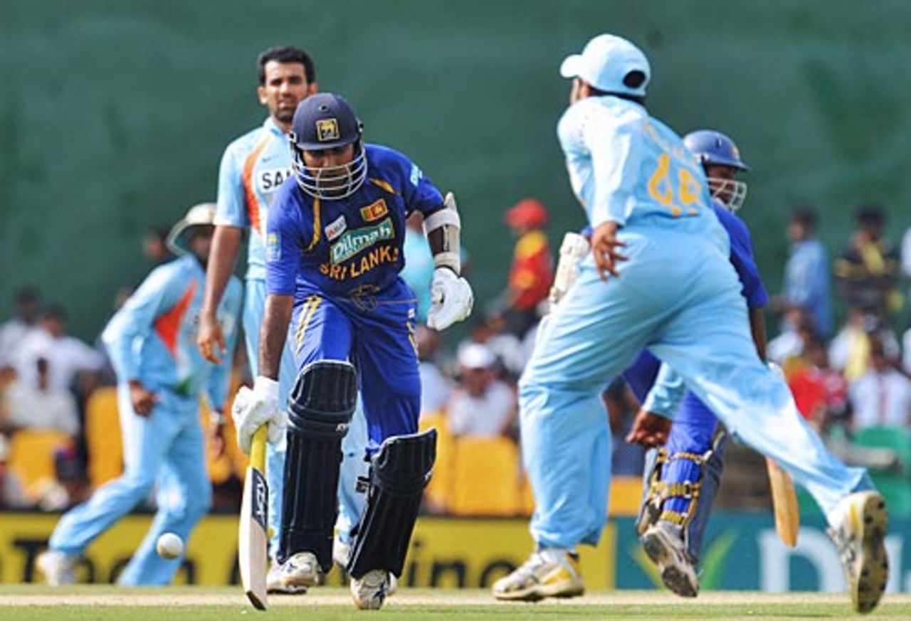 Mahela Jayawardene steals a quick single, 1st ODI, Dambulla, August 18, 2008
