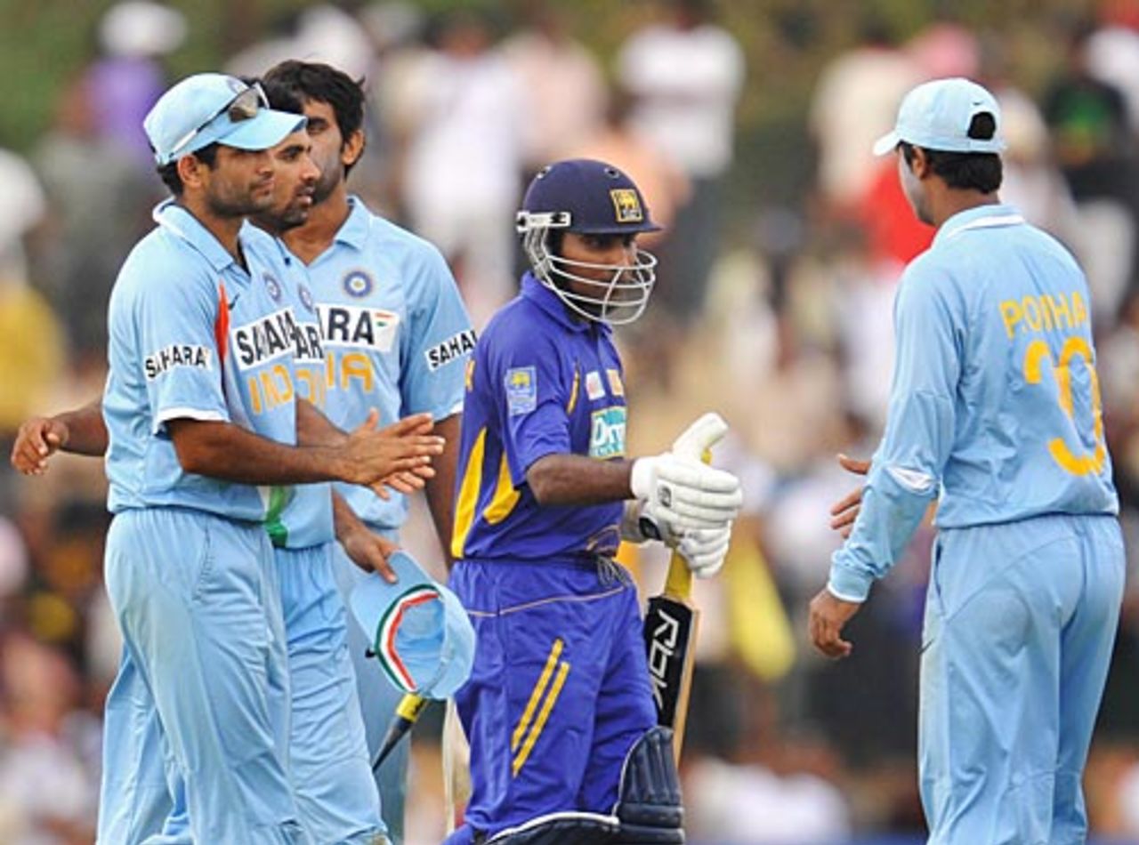 Mahela Jayawardene congratulated by the Indian players, 1st ODI, Dambulla, August 18, 2008
