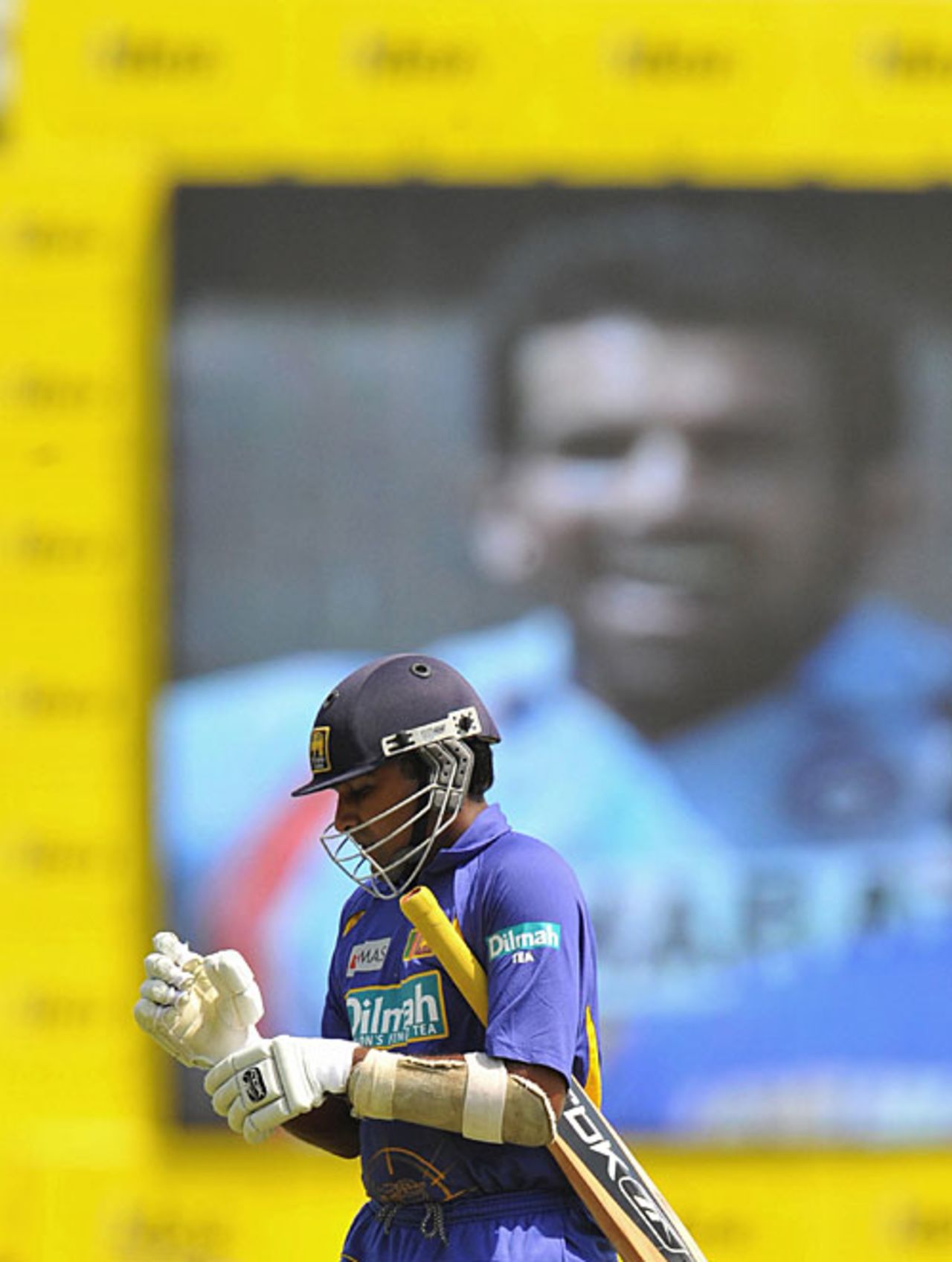 Mahela Jayawardene walks back after being dismissed for two, Sri Lanka v India, 2nd ODI, Dambulla, August 20, 2008
