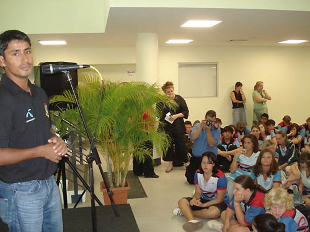 Mohammad Ashraful gives a speech at Palmerston High School, Darwin, August 22, 2008