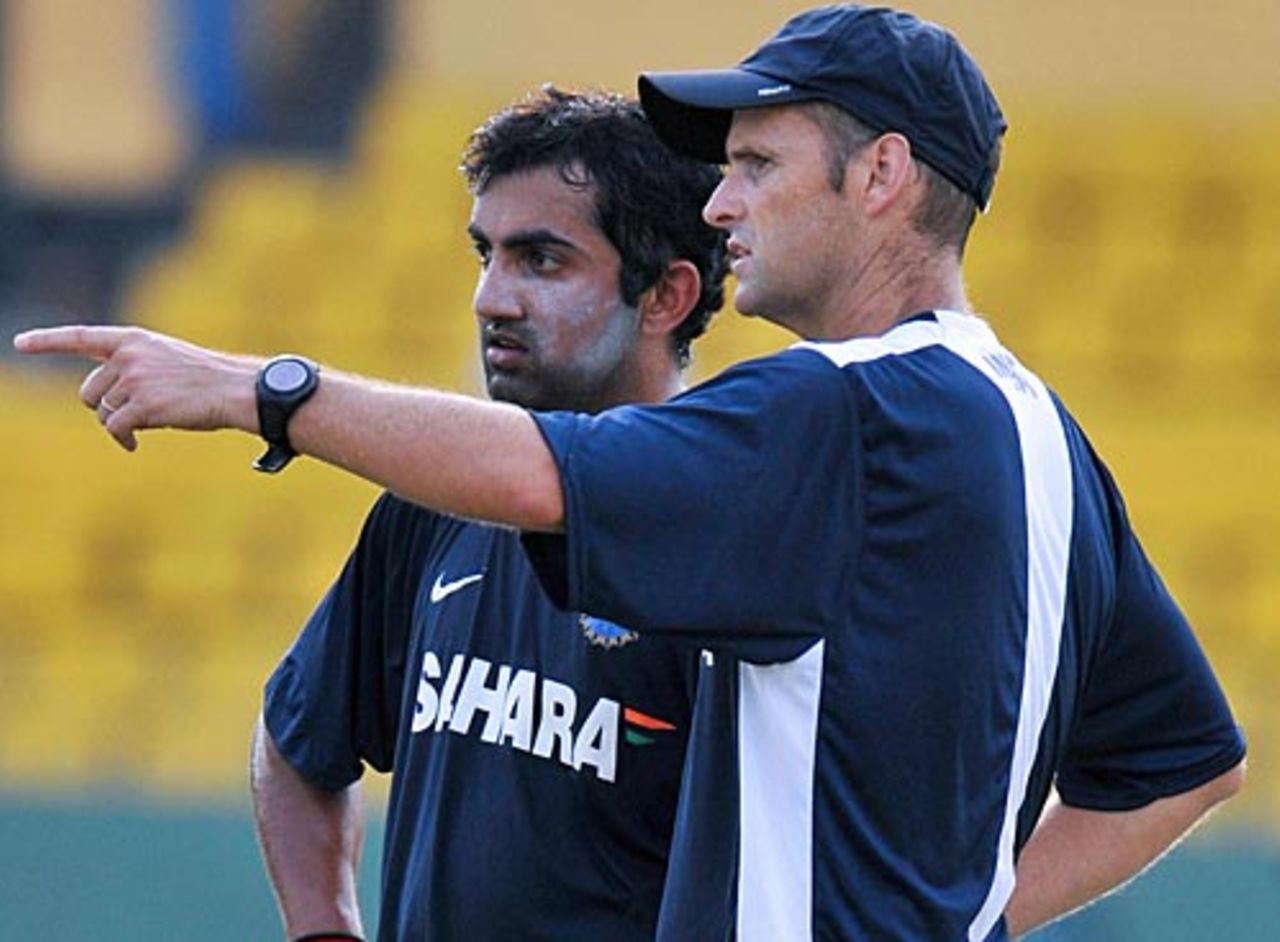 Gary Kirsten has a word with Gautam Gambhir, Colombo, August 23, 2008