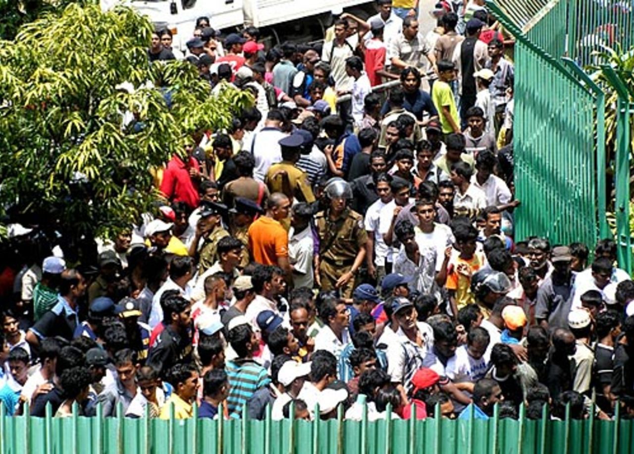 The crowd builds up outside the Premadasa stadium, Sri Lanka v India, 3rd ODI, Premadasa Stadium, Colombo, August 24, 2008