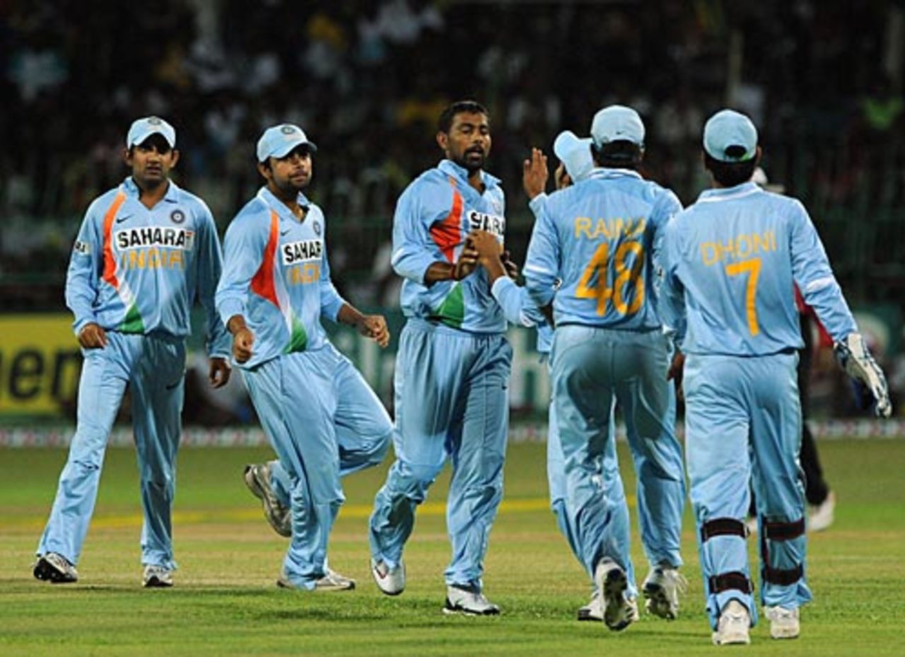 Team-mates congratulate Praveen Kumar on dismissing Sanath Jayasuriya, Sri Lanka v India, 3rd ODI, Premadasa Stadium, Colombo, August 24, 2008