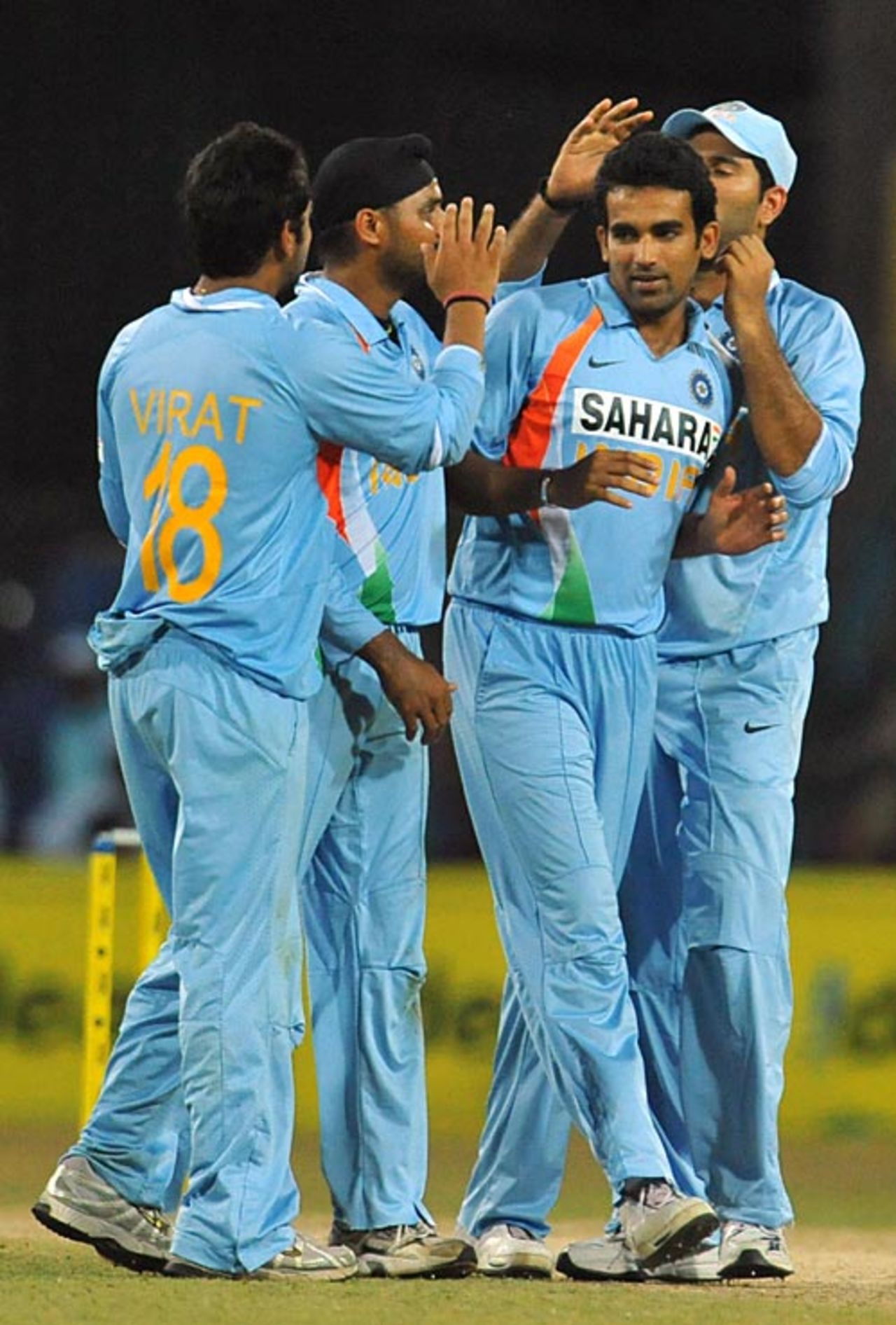 Zaheer Khan is congratulated after grabbing Thilan Thushara's wicket, 3rd ODI, Premadasa Stadium, Colombo, August 24, 2008
