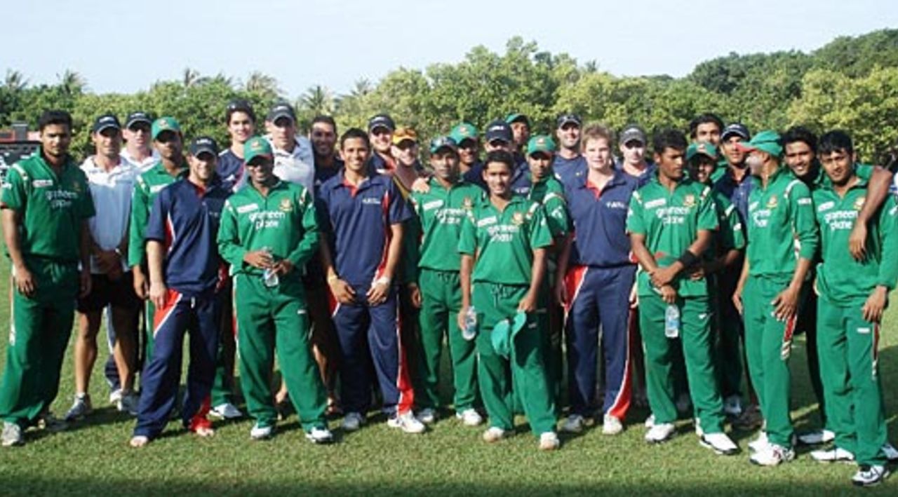 The Bangladeshis and AIS players pose for the cameras, AIS v Bangladeshis, Darwin, August 25, 2008