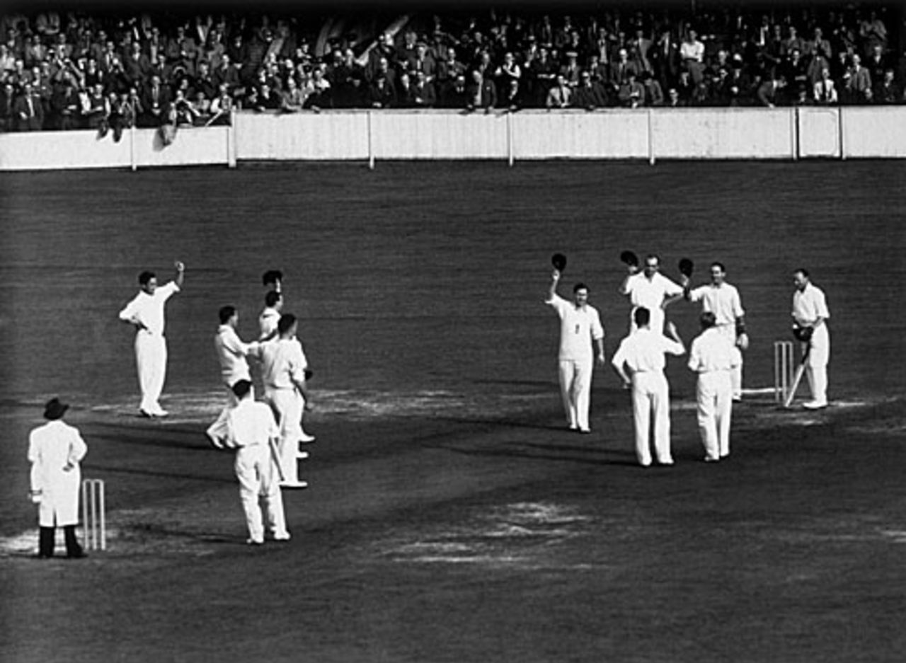 England players doff their hats to Don Bradman in his final Test innings, England v Australia, 5th Test, The Oval, 1st day, August 14, 1948