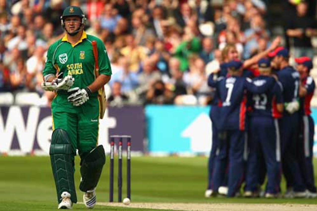 Graeme Smith trudges off as England celebrate, England v South Africa, 2nd ODI, Trent Bridge, August 26, 2008