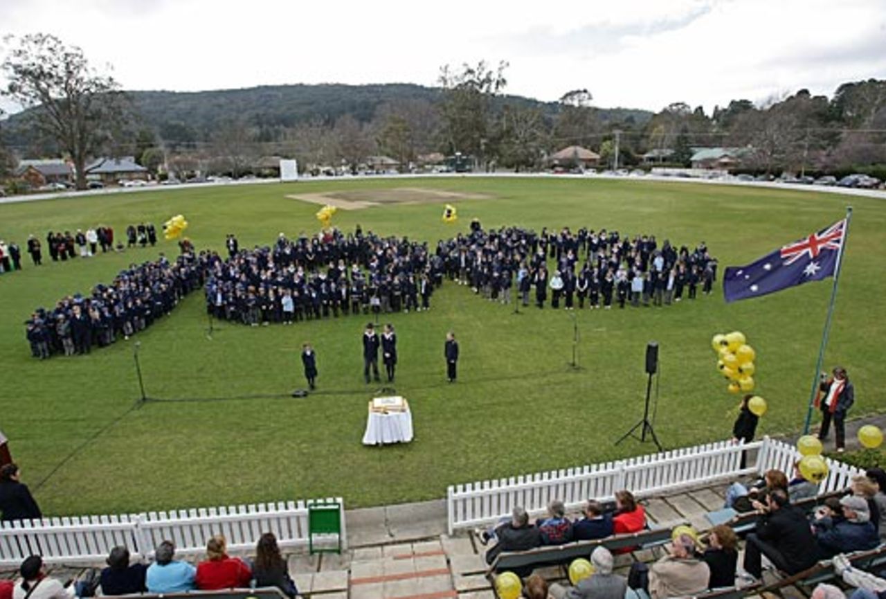 One hundred Australian school children form '100' on The Bradman Oval to mark Don Bradman's centenary, Bowral, August 27, 2008