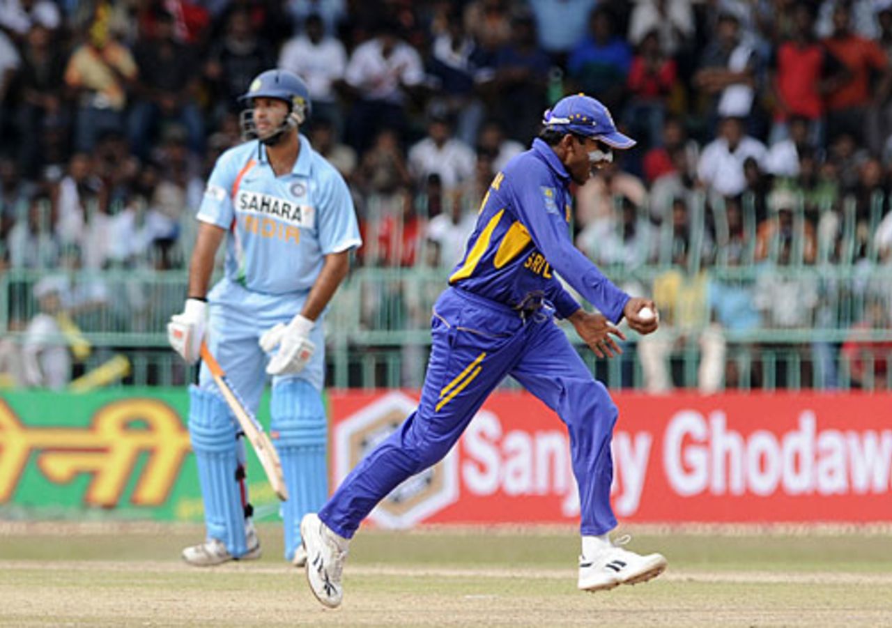 Mahela Jayawardene took the catch to dismiss Yuvraj Singh, Sri Lanka v India, 4th ODI, Colombo, August 27, 2008