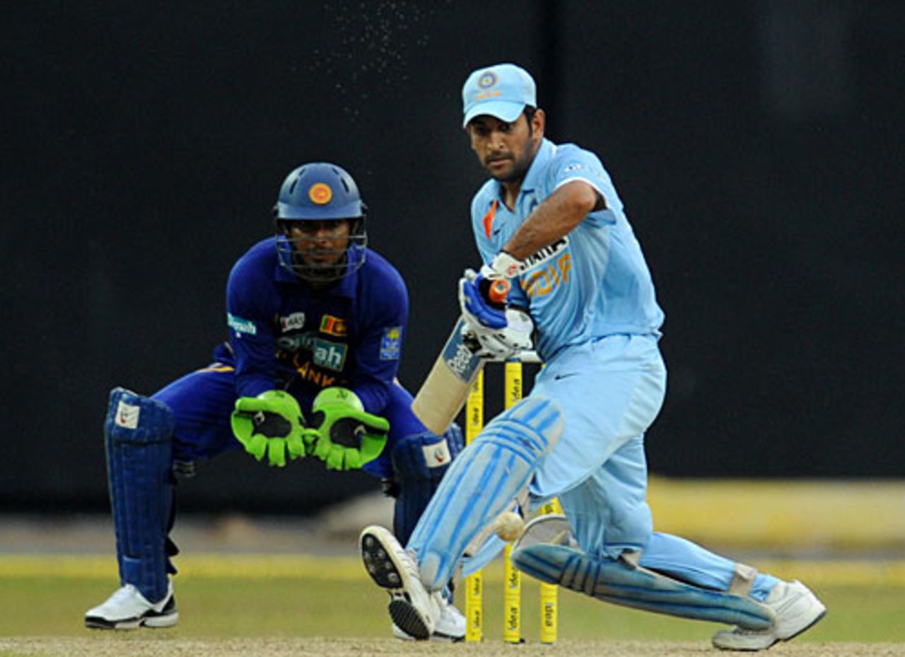 Mahendra Singh Dhoni keeps his eyes on the ball, Sri Lanka v India, 4th ODI, Colombo, August 27, 2008