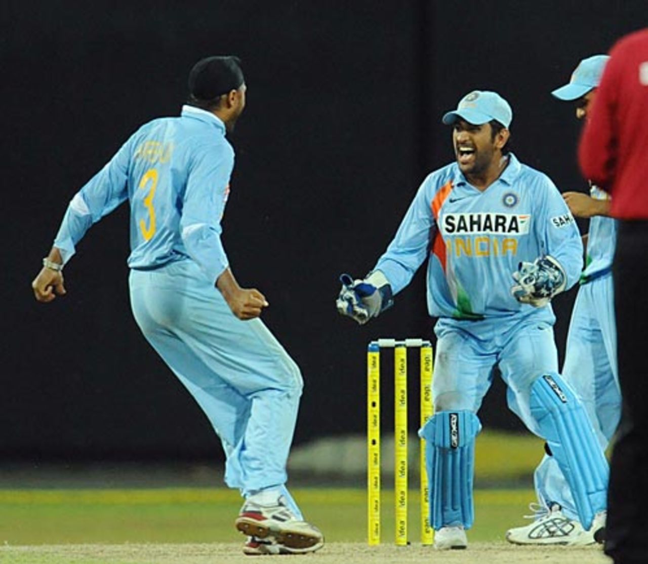 Mahendra Singh Dhoni and Harbhajan Singh sense victory, 4th ODI, Colombo, August 27, 2008