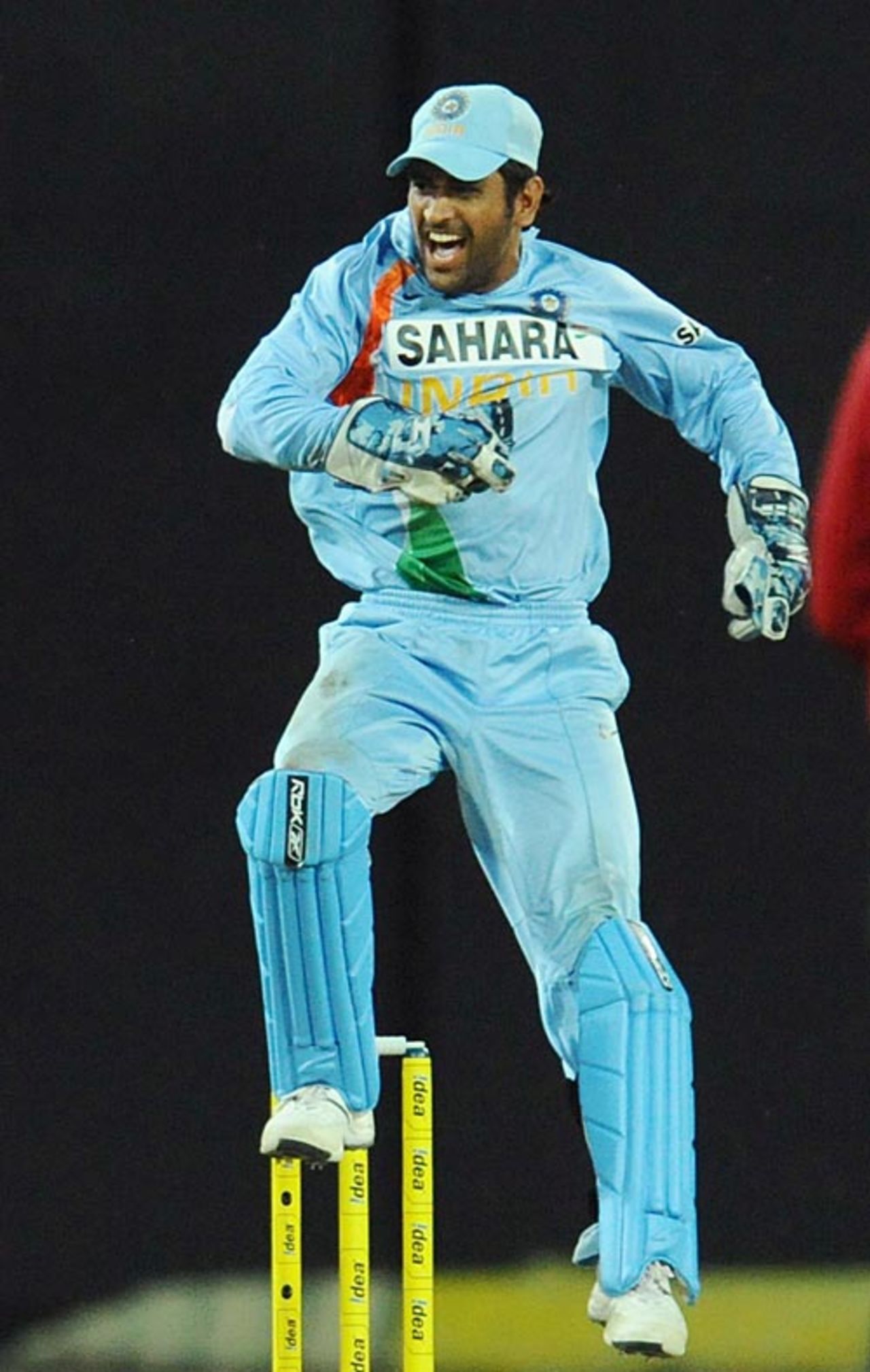 Mahendra Singh Dhoni is elated with the win, Sri Lanka v India, 4th ODI, Colombo, August 27, 2008