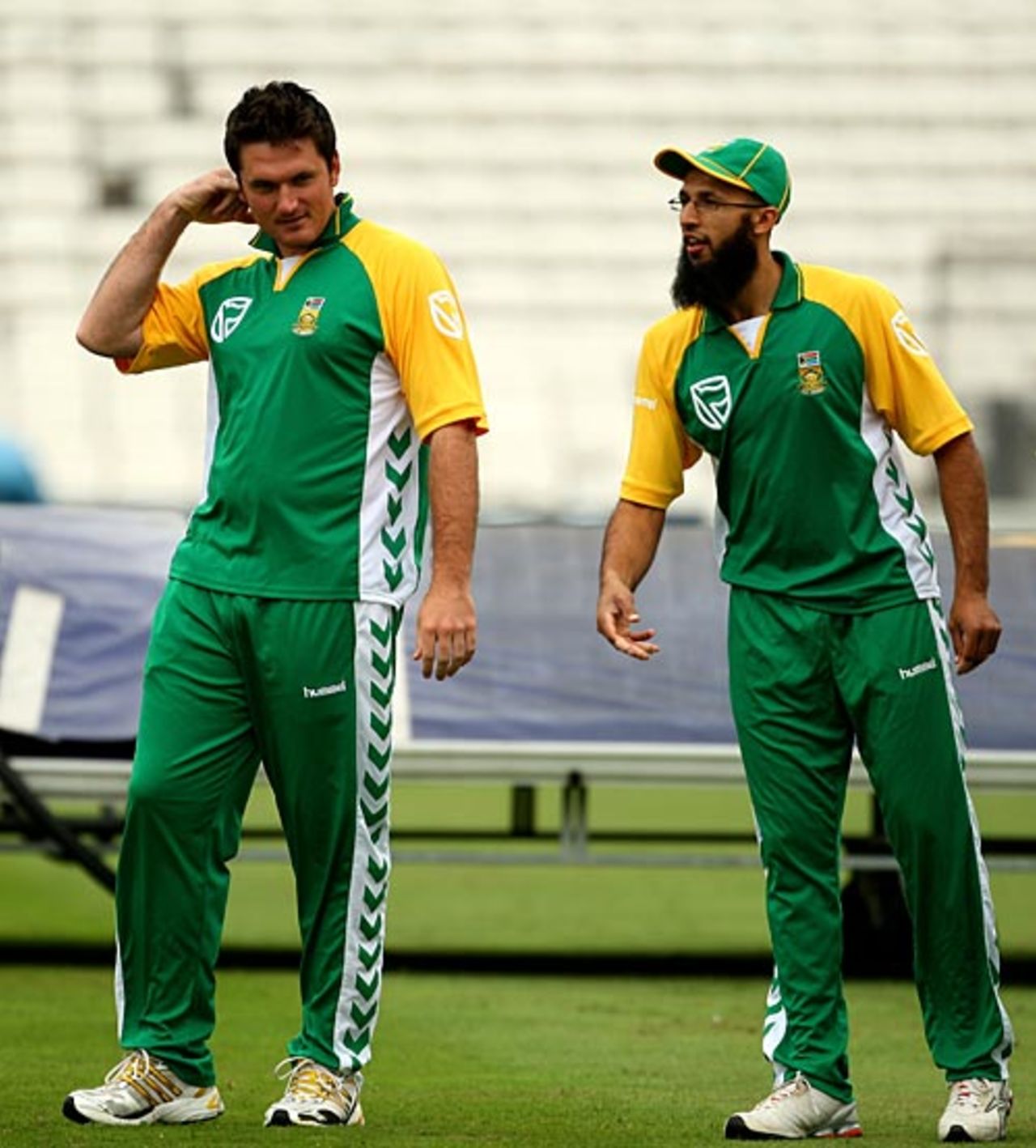 Hashim Amla makes a point to Graeme Smith, The Oval, August 28, 2008