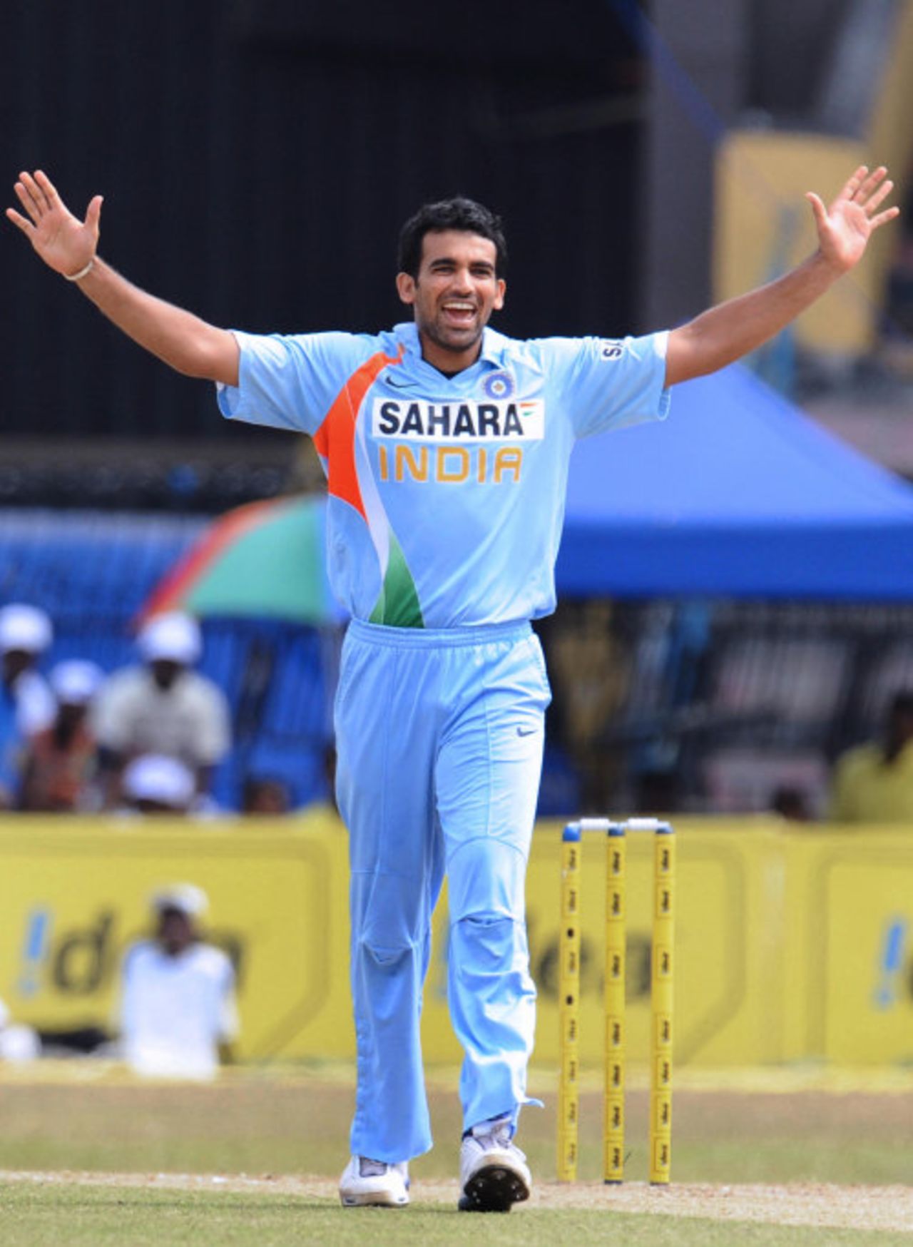 Zaheer Khan is elated after removing Sanath Jayasuriya, Sri Lanka v India, 5th ODI, Colombo, August 29, 2008