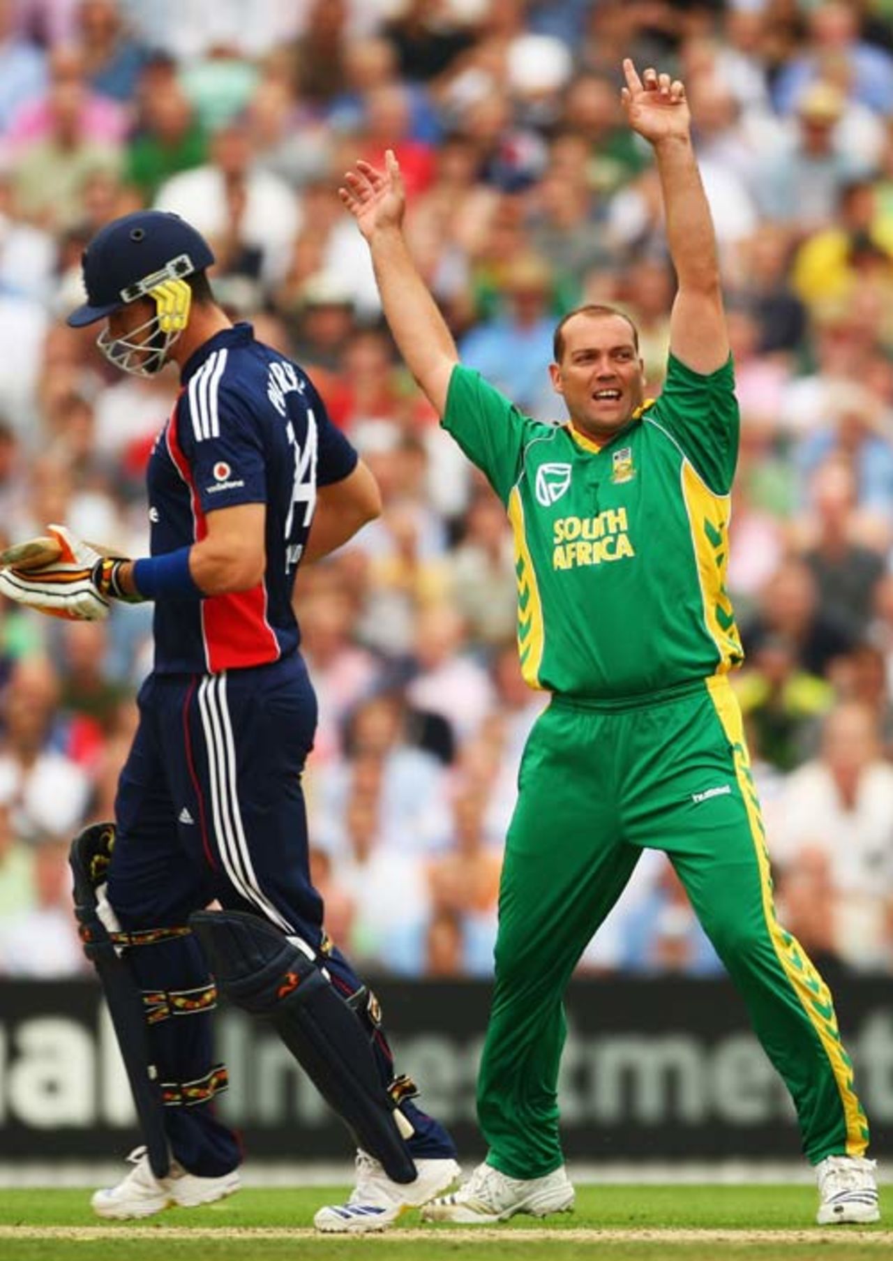 Jacques Kallis, South Africa's stand-in captain, celebrates the key wicket of Kevin Pietersen, England v South Africa, 3rd ODI, The Oval, August 29, 2008