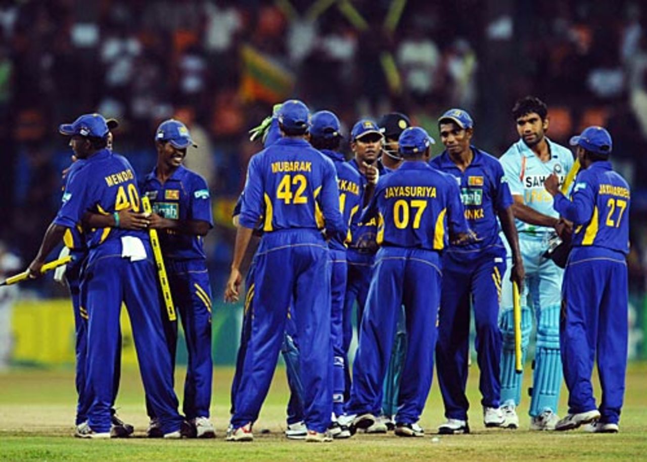 Sri Lankan players savour the win, Sri Lanka v India, 5th ODI, Colombo, August 29, 2008 
