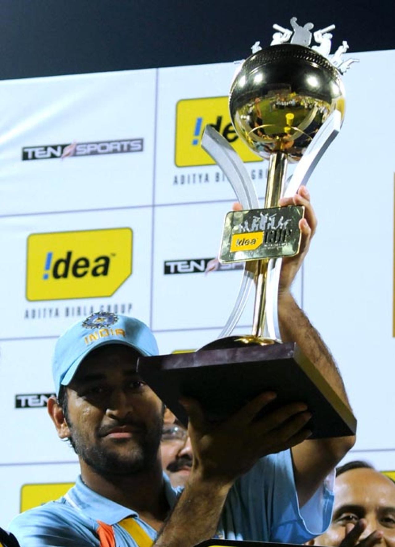 Mahendra Singh Dhoni lifts the trophy, Sri Lanka v India, 5th ODI, Colombo, August 29, 2008 
