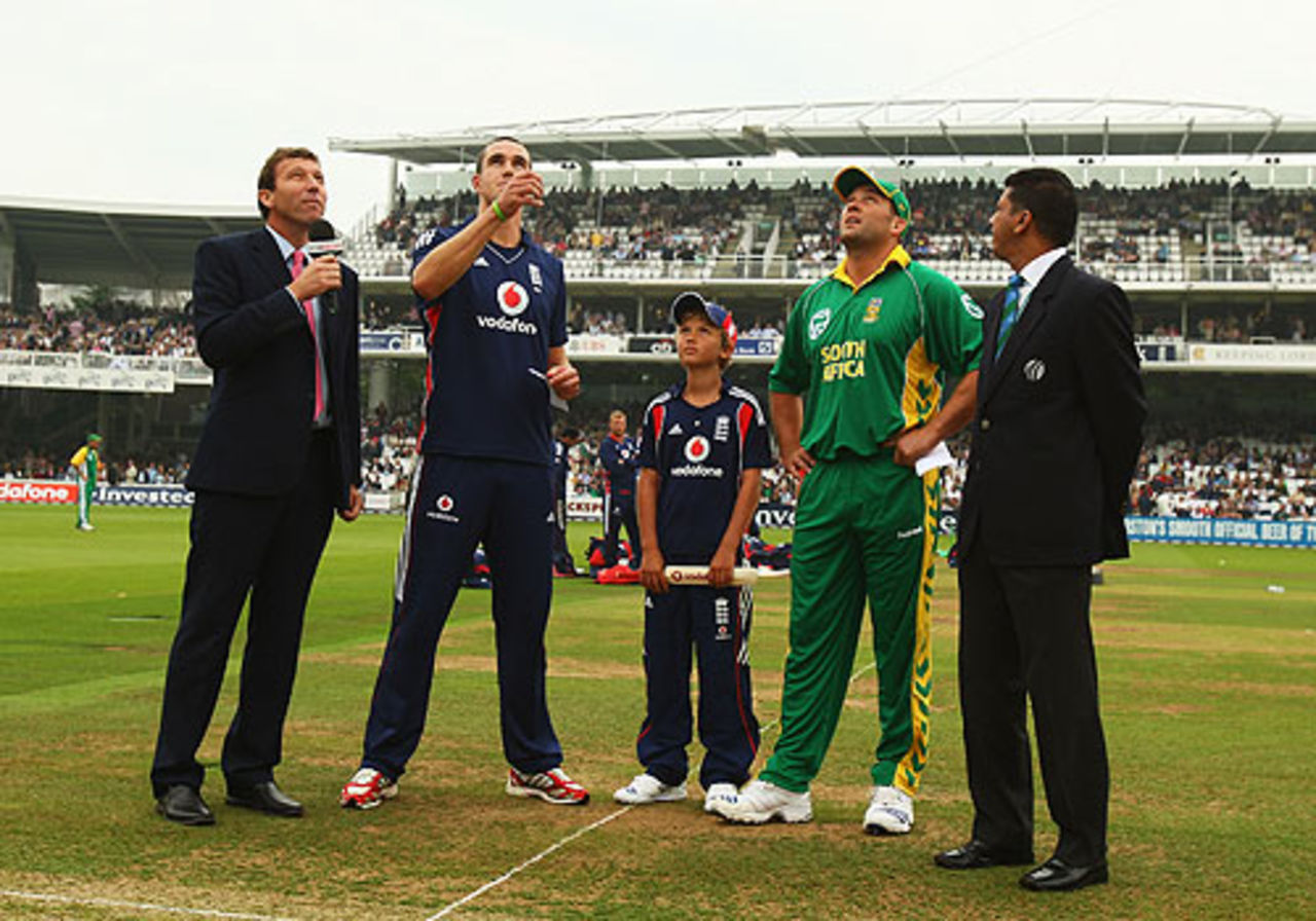 Kevin Pietersen tosses up ahead of the fourth ODI, England v South Africa, 4th ODI, Lord's, August 31, 2008