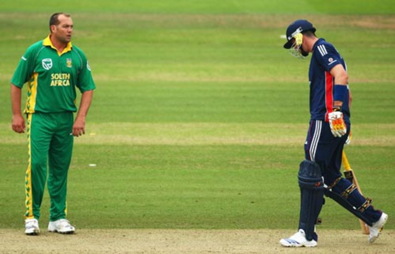 Jacques Kallis invites Kevin Pietersen into a slanging match, but England's captain took his opposing number for 20 in the over, England v South Africa, 4th ODI, Lord's, August 31, 2008