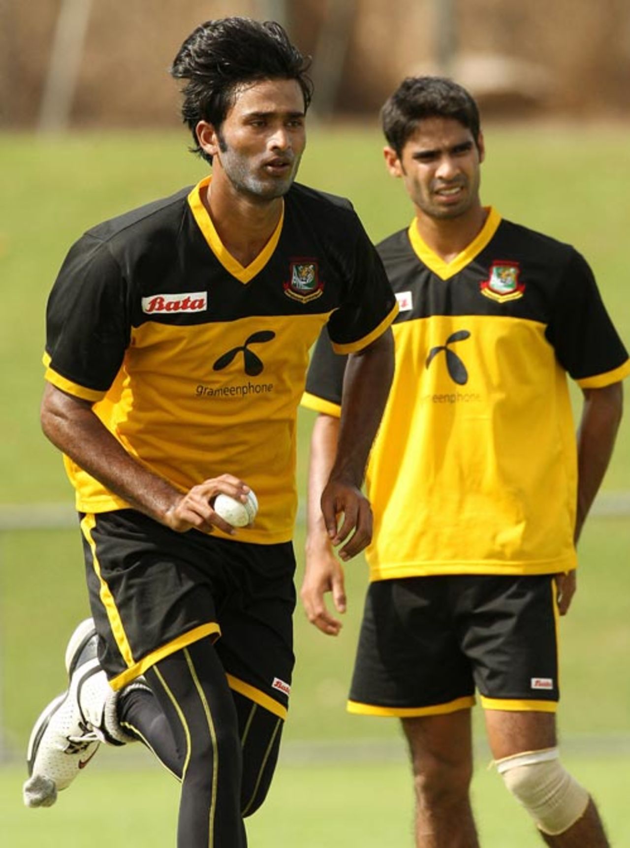 Farhad Reza looks on as Shahadat Hossain charges in during training, Darwin, September 1, 2008