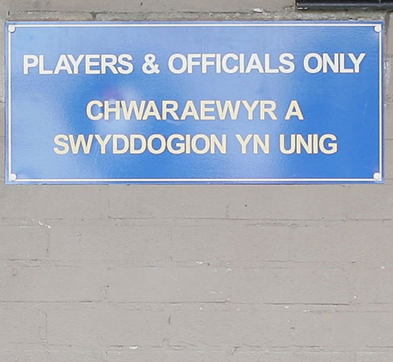 A sign in English and Welsh at the Sophia Gardens, August 29, 2006