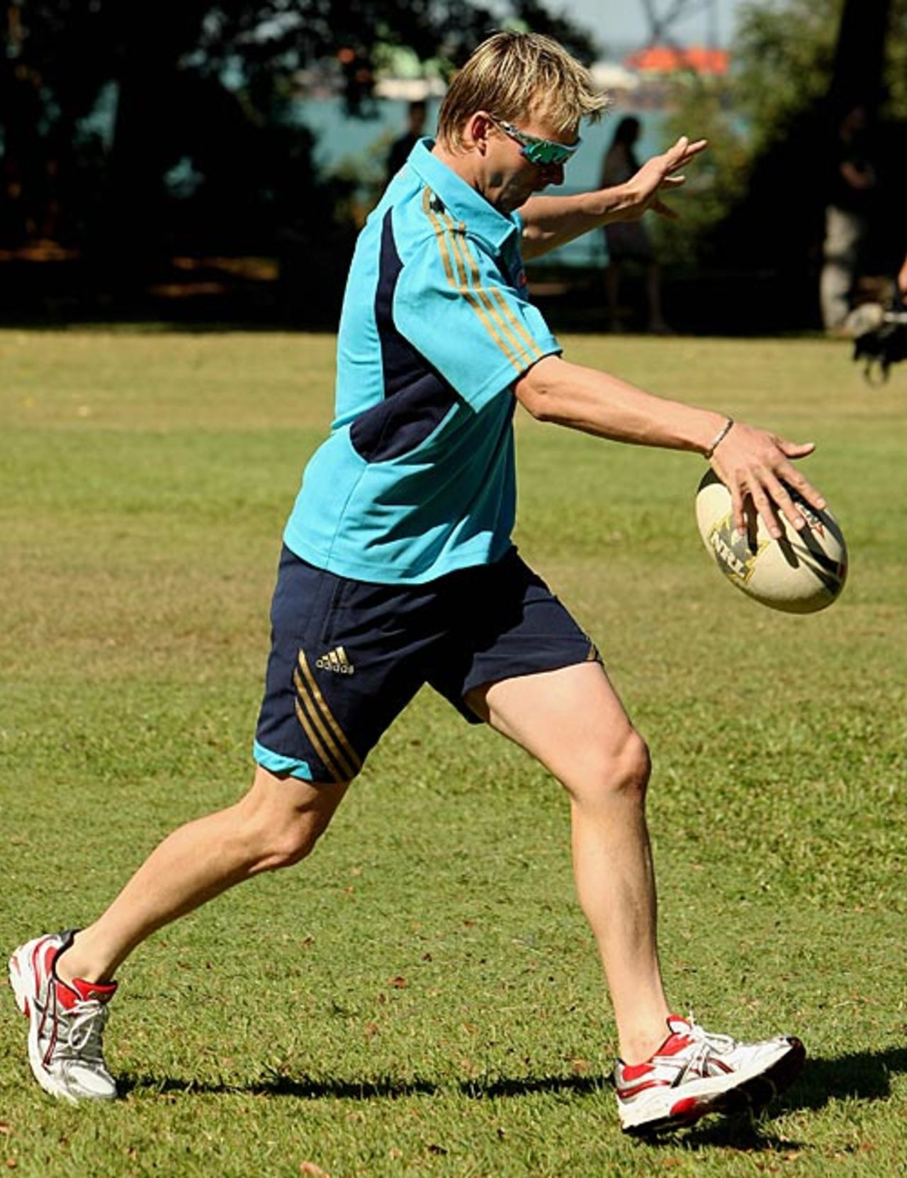 Brett Lee enjoys a game of Aussie rules during practice, Darwin, September 4, 2008