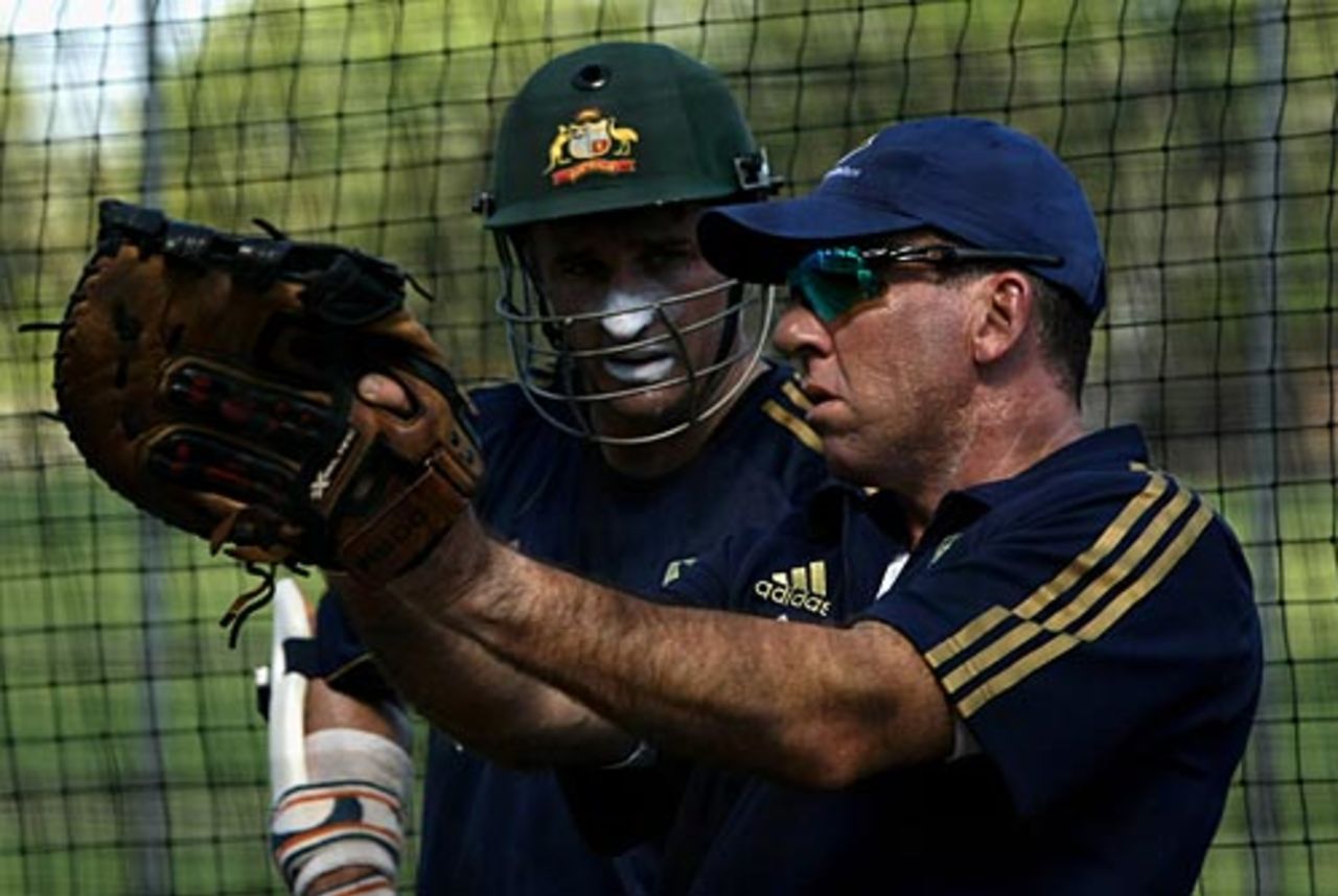 Tim Nielsen has a word with Michael Hussey, Darwin, September 5, 2008
