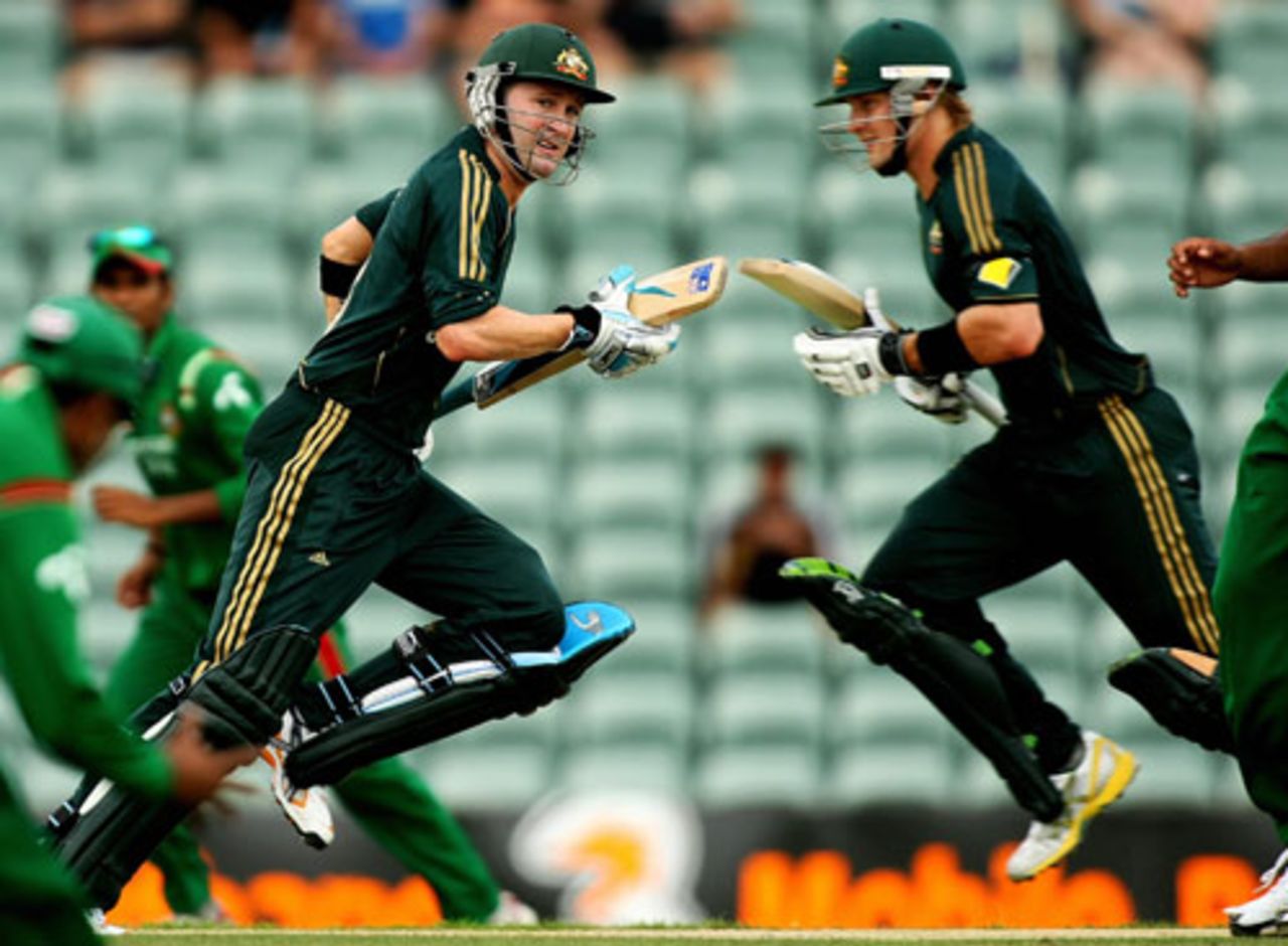 Michael Clarke and Shane Watson chase a run, Australia v Bangladesh, 3rd ODI, Darwin, September 6, 2008