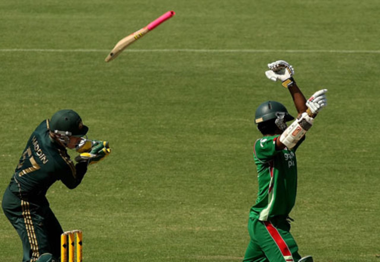 Tamim Iqbal loses his grip, but he recovered to post a strong half-century, Australia v Bangladesh, 3rd ODI, Darwin, September 6, 2008