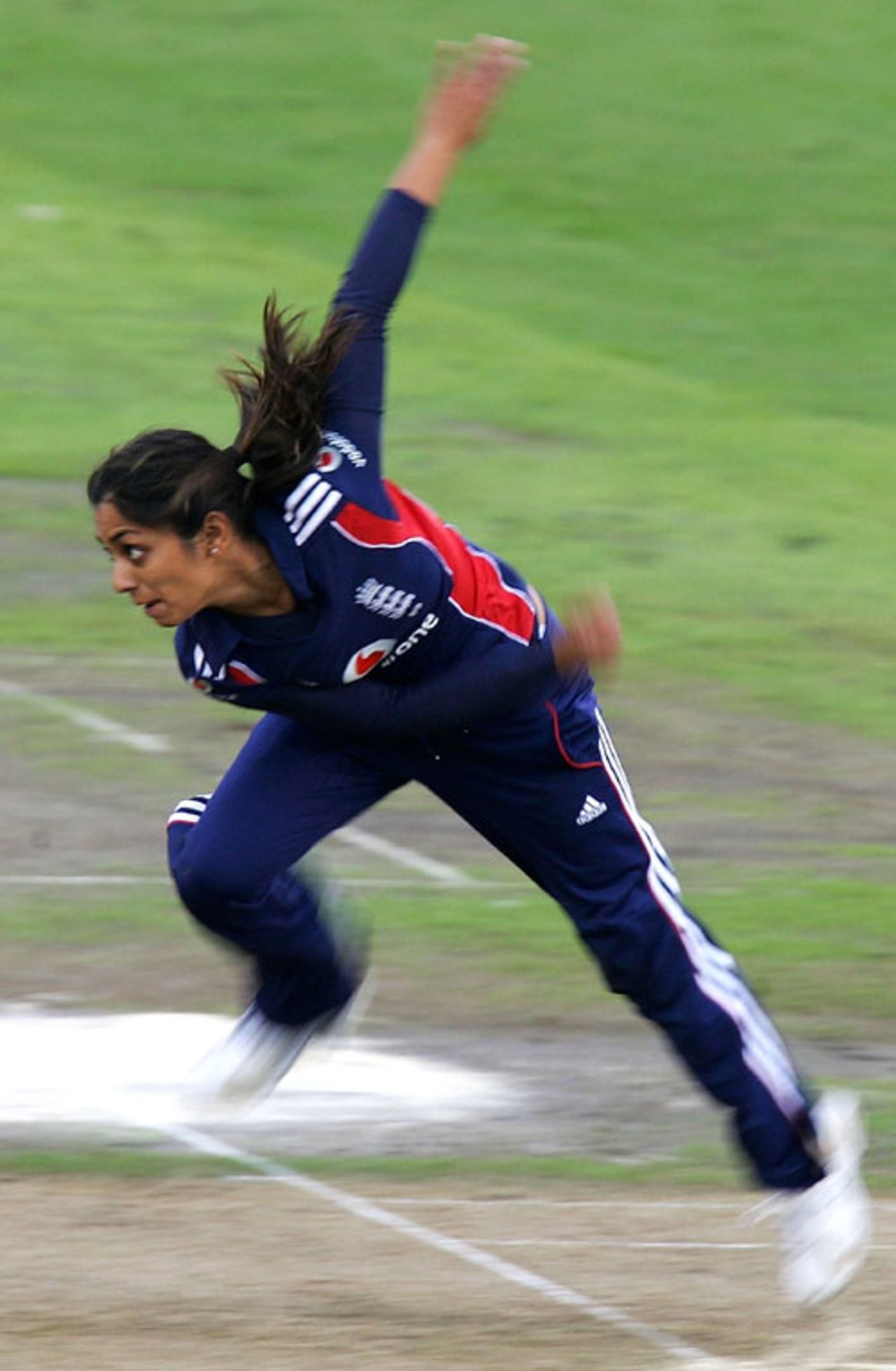 Isa Guha in action in the brief spell before the rain returned,  England v India, 5th women's ODI, Hove, September 9, 2008