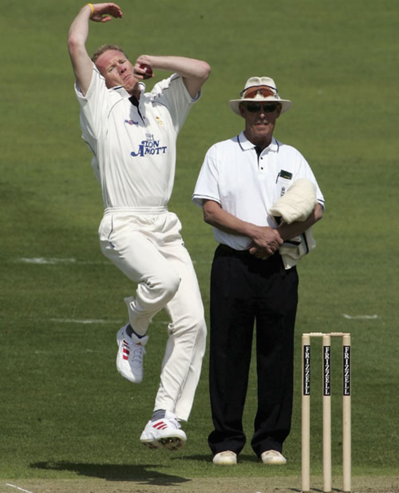 Kevin Dean in action against Worcestershire, Derbyshire v Worcestershire, County Championship, Division Two, 1st day, Worcester, May 11, 2005