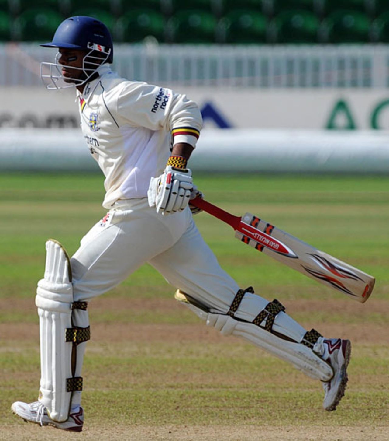 Shivnarine Chanderpaul scrambles a single, Somerset v Durham, Taunton, September 10, 2008
