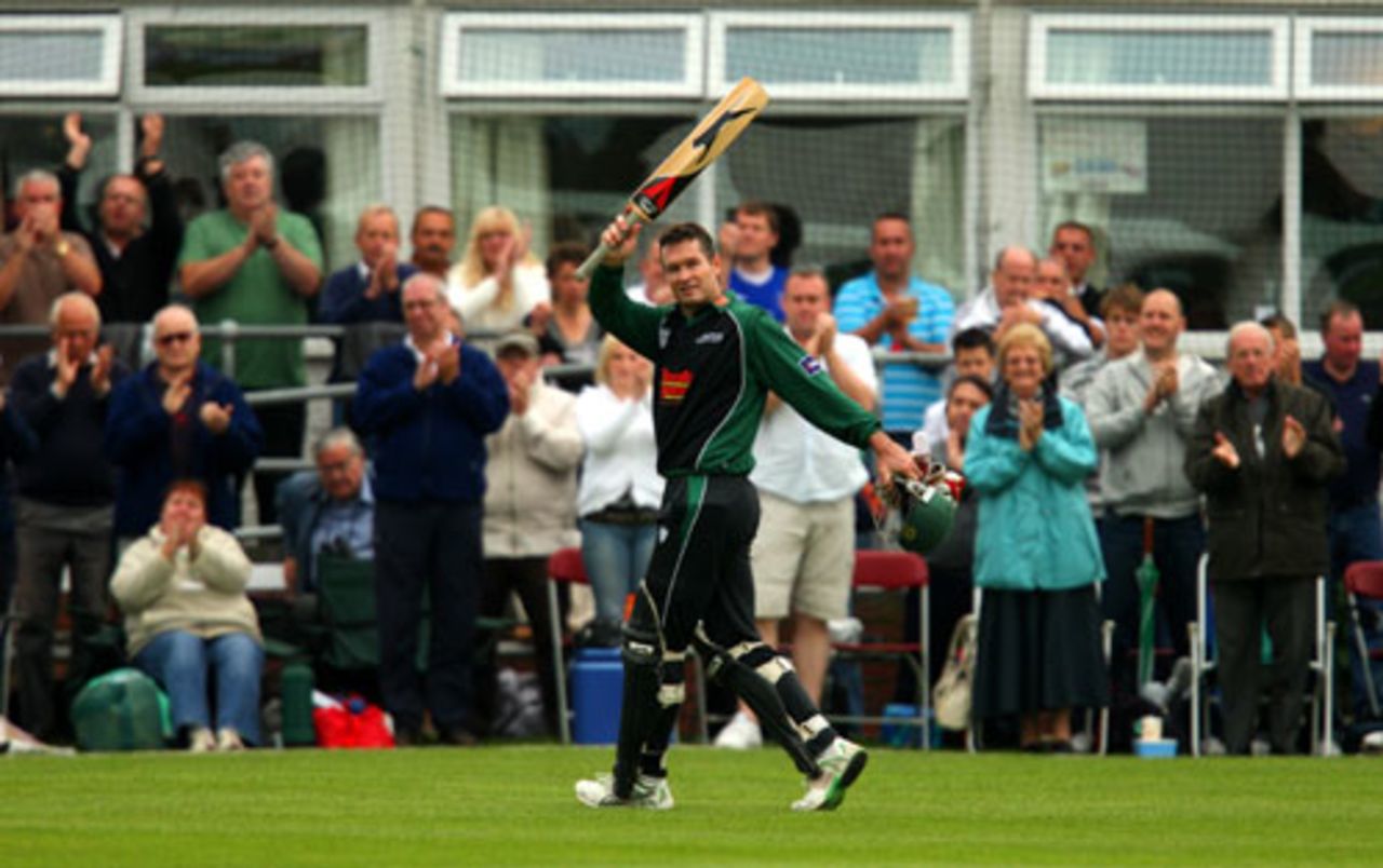 Graeme Hick leaves the field to a standing ovation in his last competitive home game of his career, Worcestershire v Middlesex, Pro40, Kidderminster, September 14, 2008