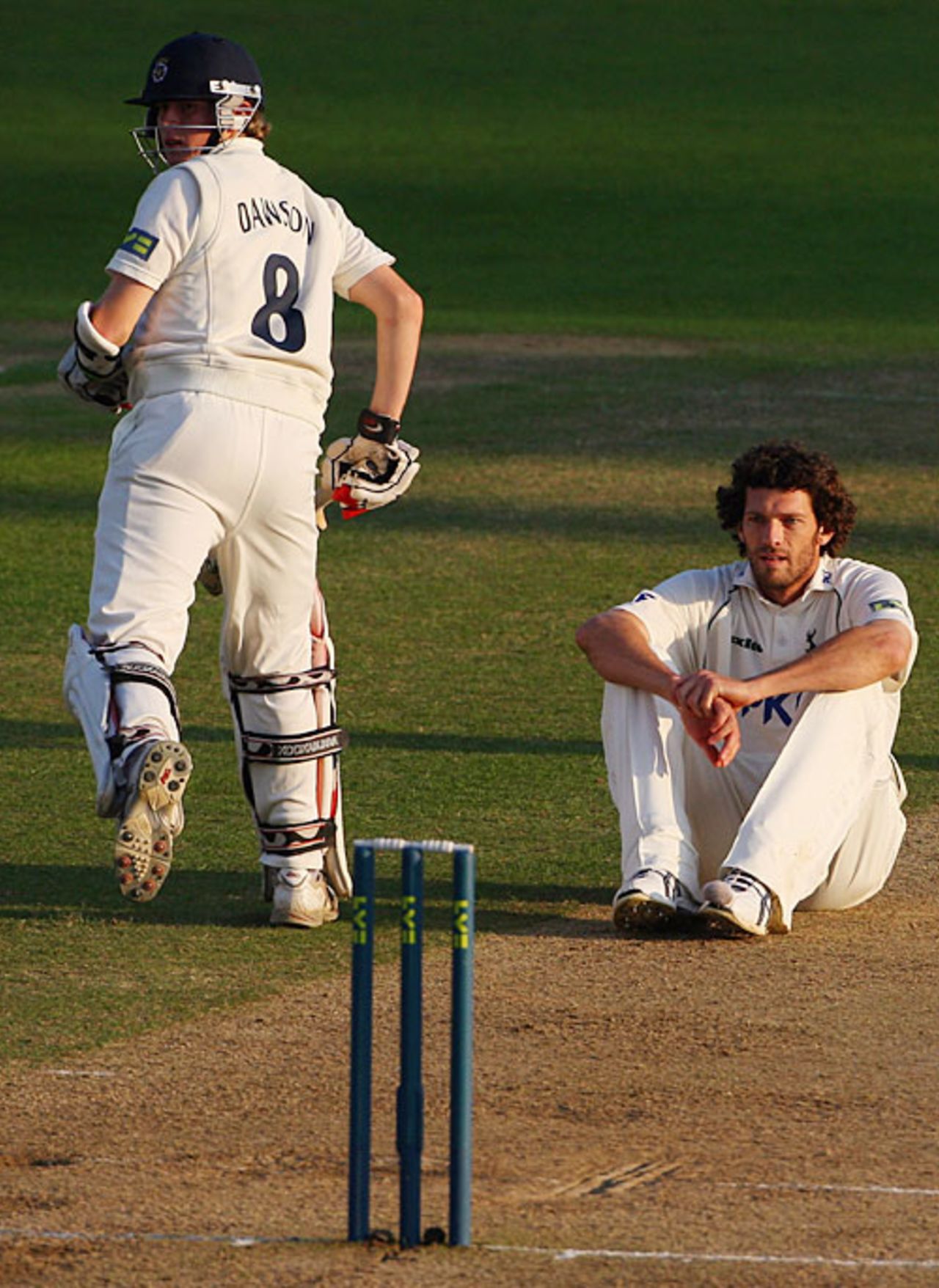 Charlie Shreck looks on as Hampshire pile on the runs, Nottinghamshire v Hampshire, County Championship, September 25, 2008