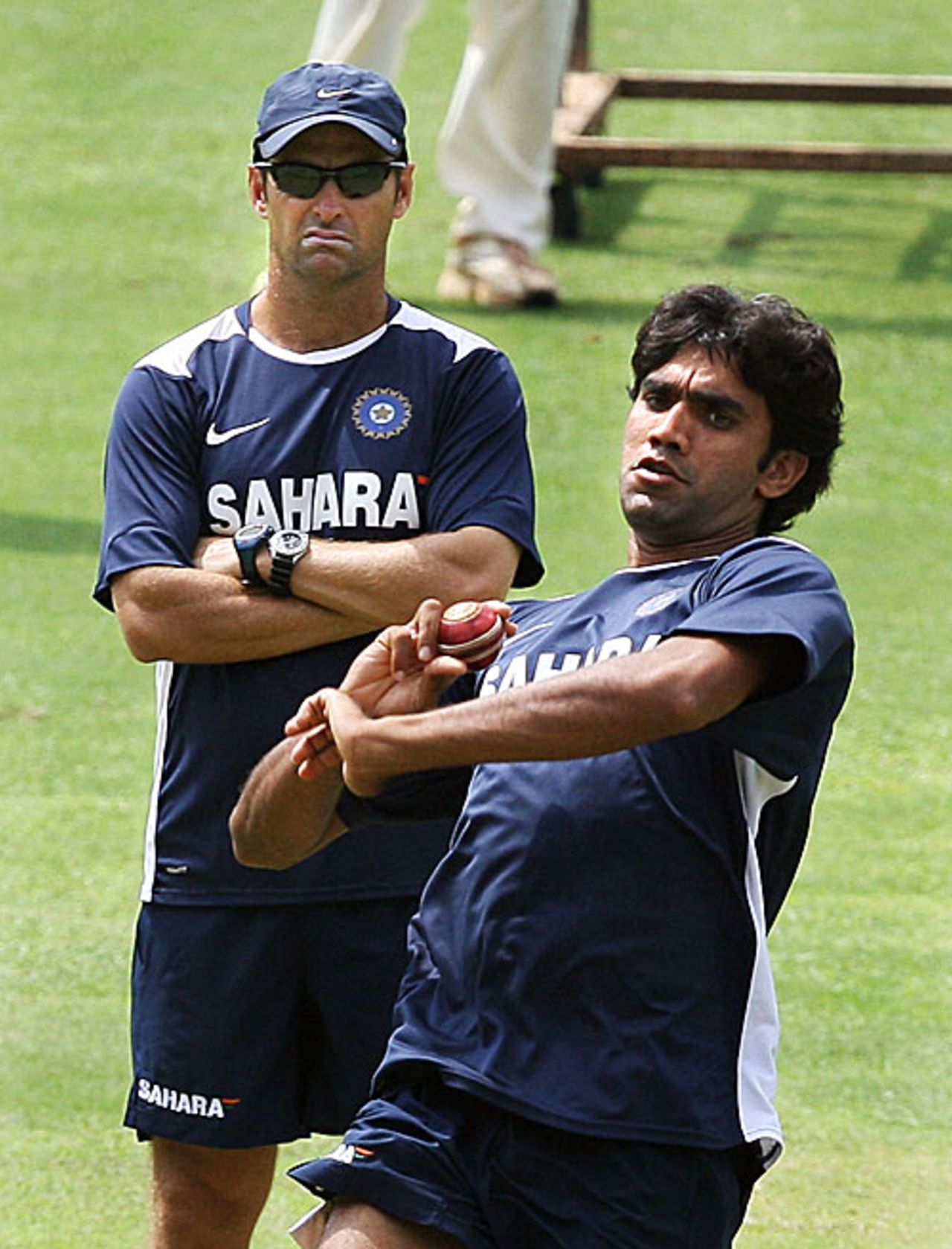 Gary Kirsten keeps a close eye on Munaf Patel, Bangalore, September 30, 2008