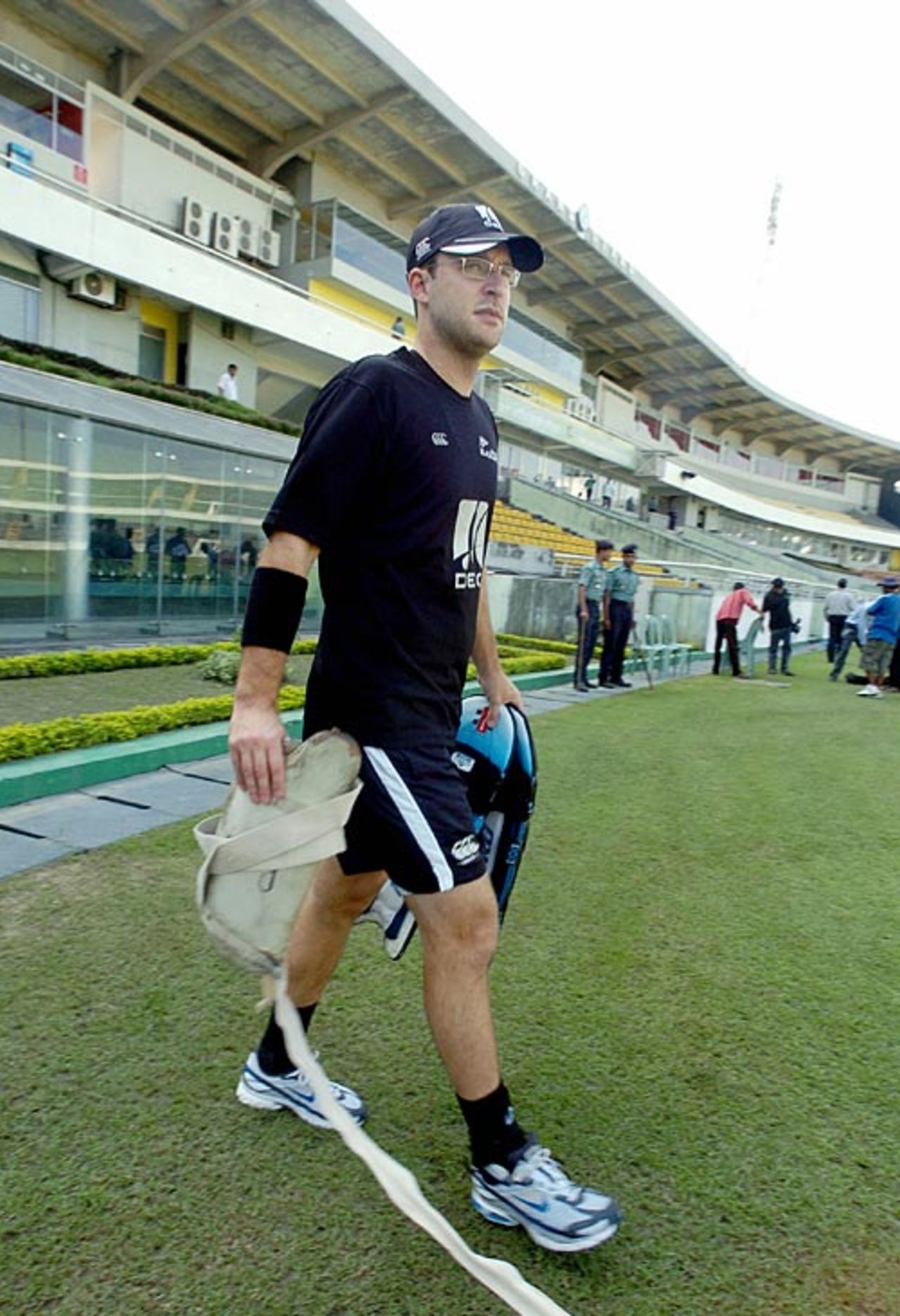 Daniel Vettori arrives for a practice session, Dhaka, October 1, 2008