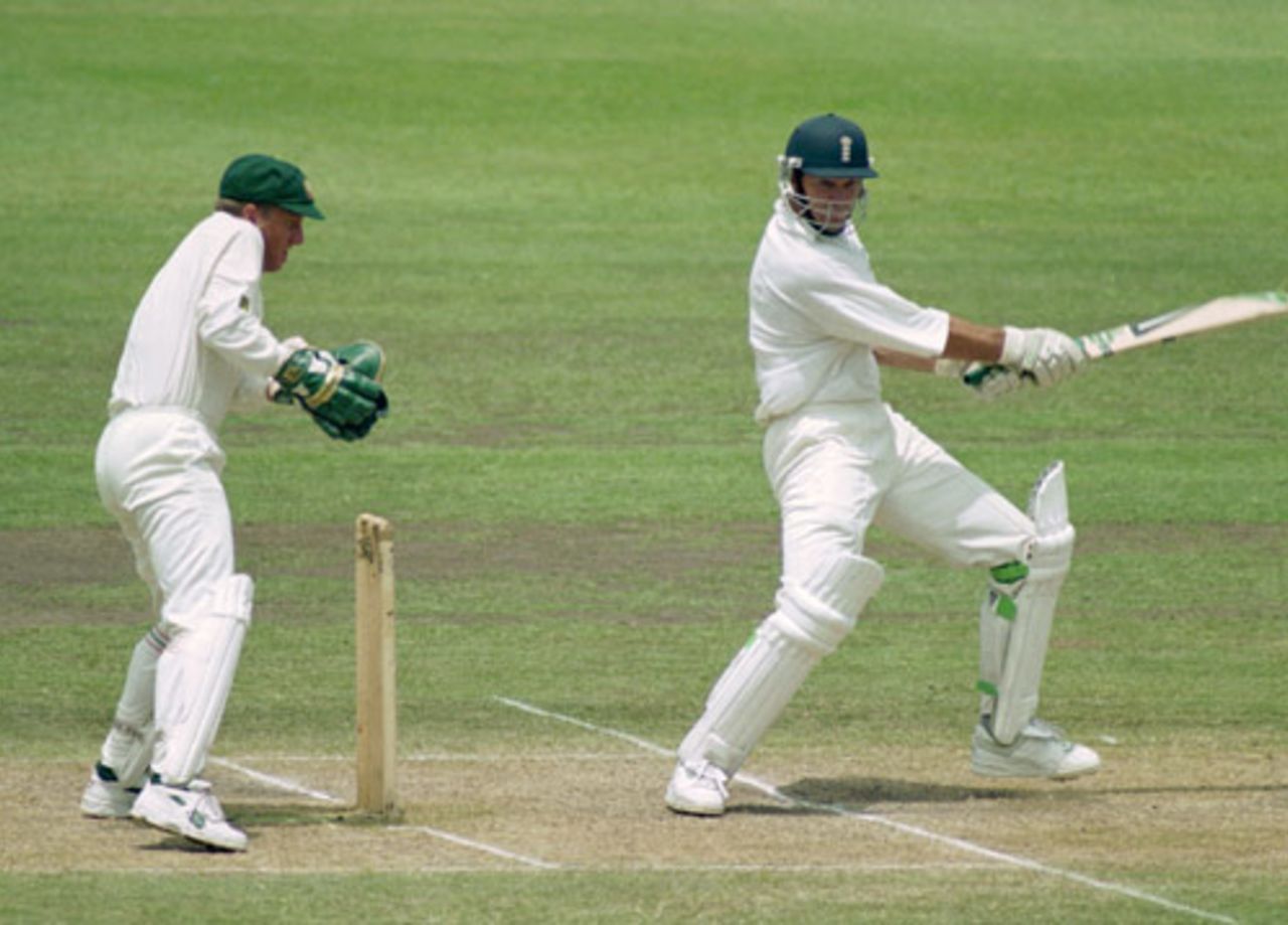 Ian Healy watches Graeme Hick play a cut, Australia v England, 3rd Test, Sydney, January 1, 1995