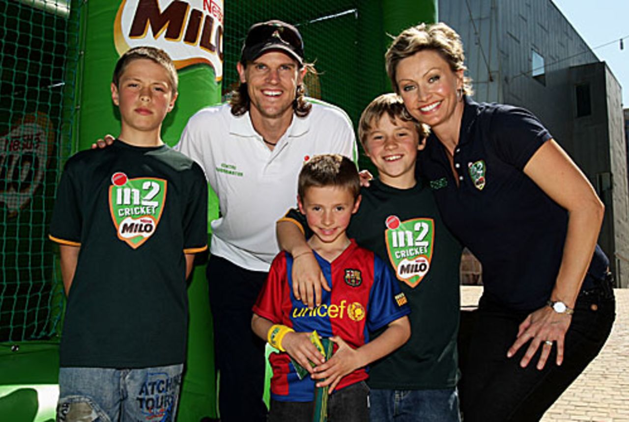 Nathan Bracken poses during the 'Get in2 Cricket' program launch, Melbourne, October 2, 2008