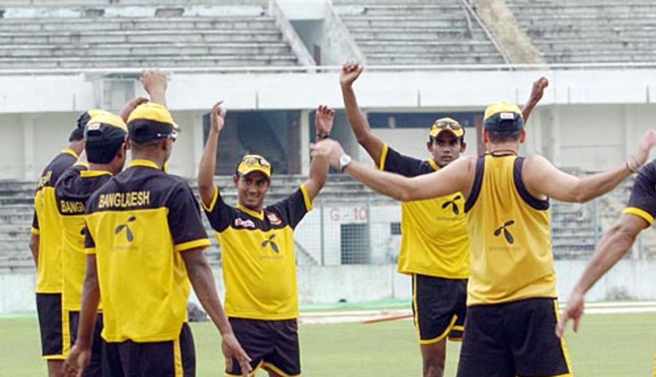 Mohammad Ashraful leads the drills at practice, Dhaka, October 5, 2008