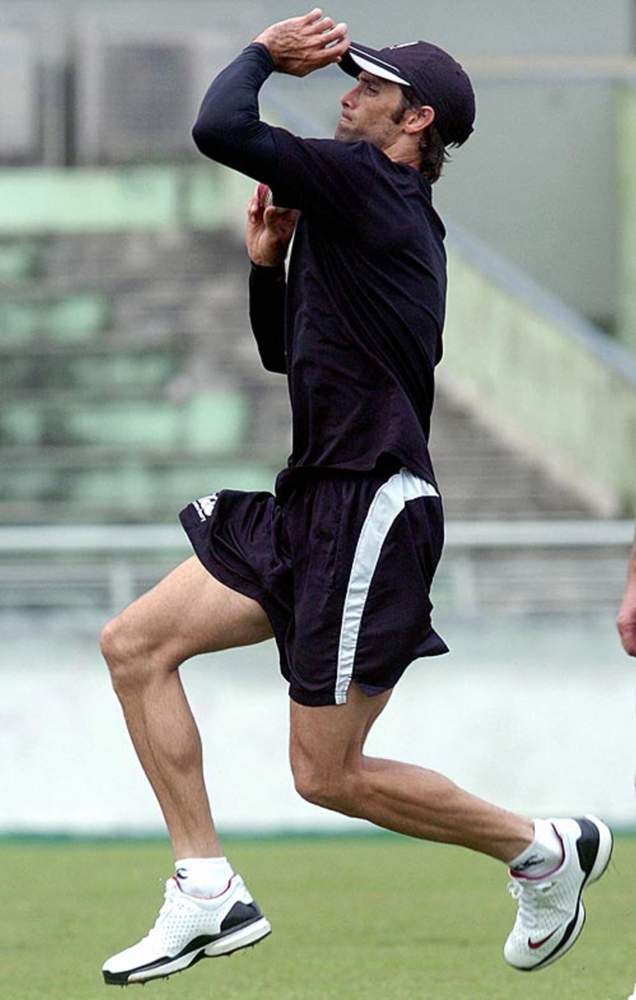 Grant Elliott toils hard at the nets session, Dhaka, October 6, 2008