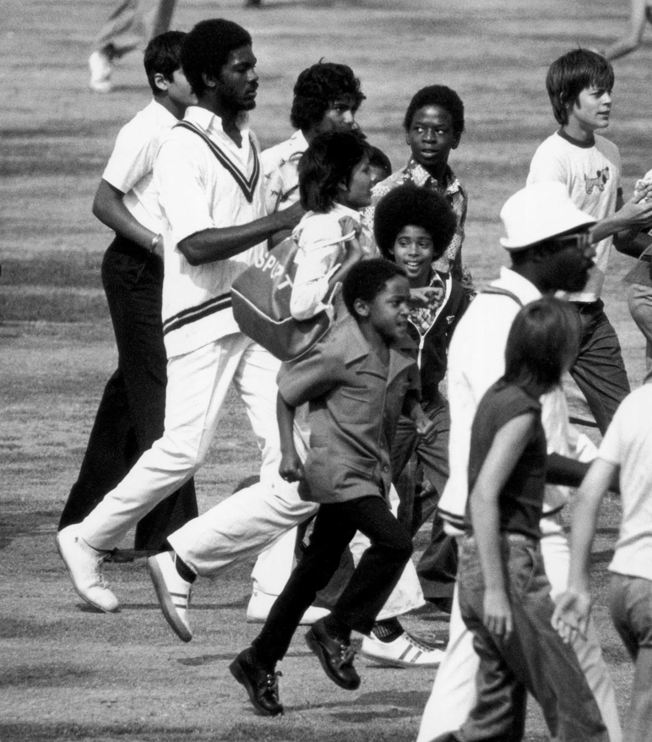 Michael Holding is surrounded after taking 8 for 62, England v West Indies, 5th Test, The Oval, August 16, 1976