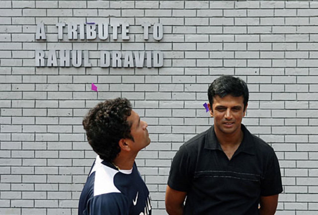 Rahul Dravid gets honoured at a ceremony for reaching 10,000 runs in both forms of the game, Bangalore, October 6, 2008
