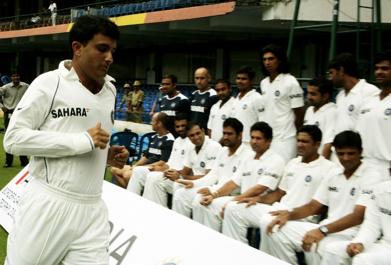 Sourav Ganguly rushes in for the team photo, Bangalore, October 7, 2008