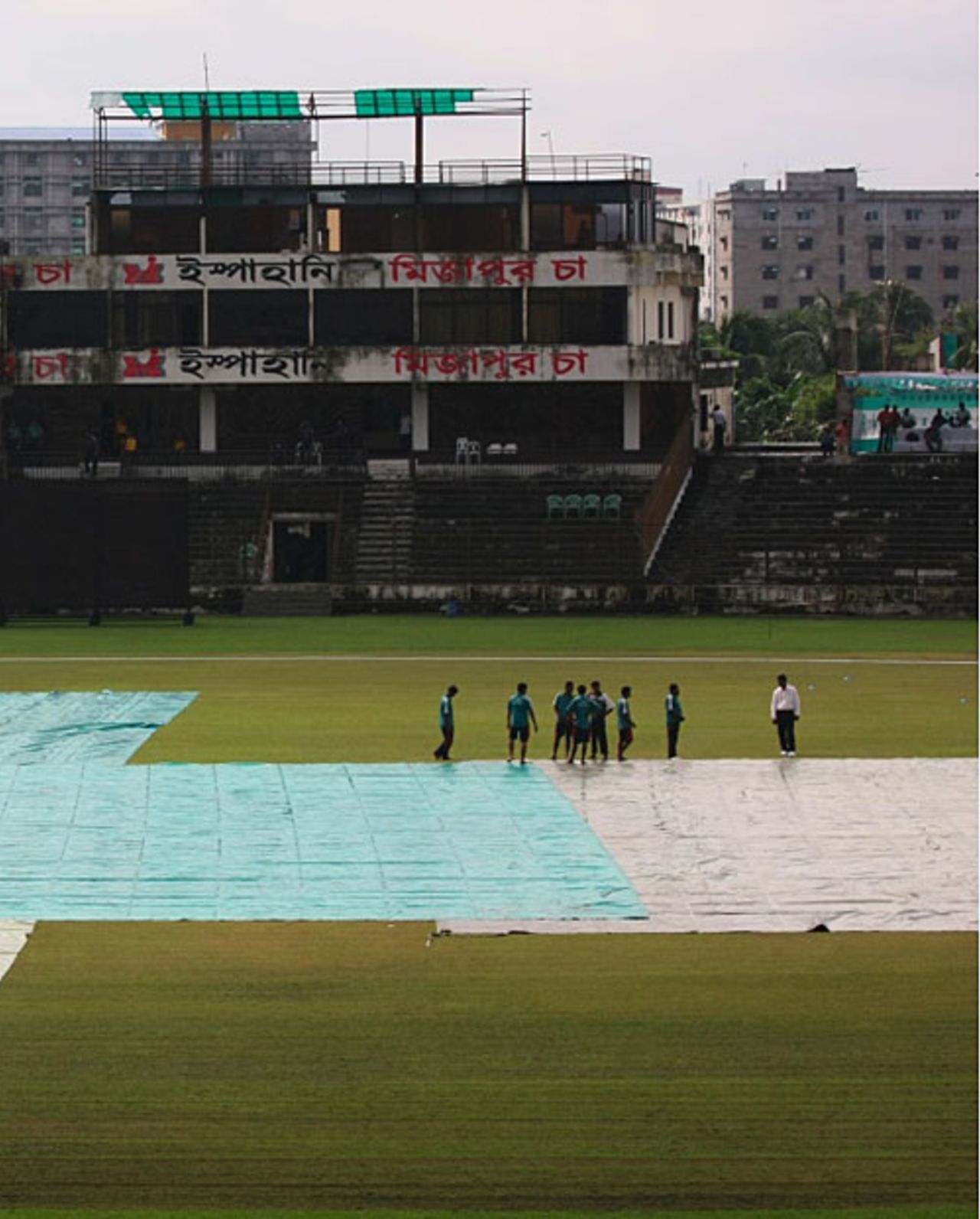Players inspect the wet ground , New Zealanders v Bangladesh Cricket Board XI, Fatullah, October 7, 2008
