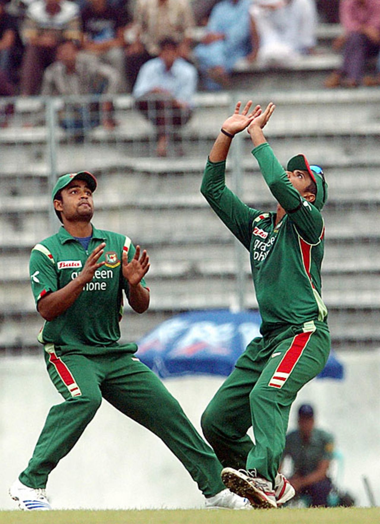 Mahmudullah cups his hands to take a skier, Bangladesh v New Zealand, 1st ODI, Mirpur, October 9, 2008