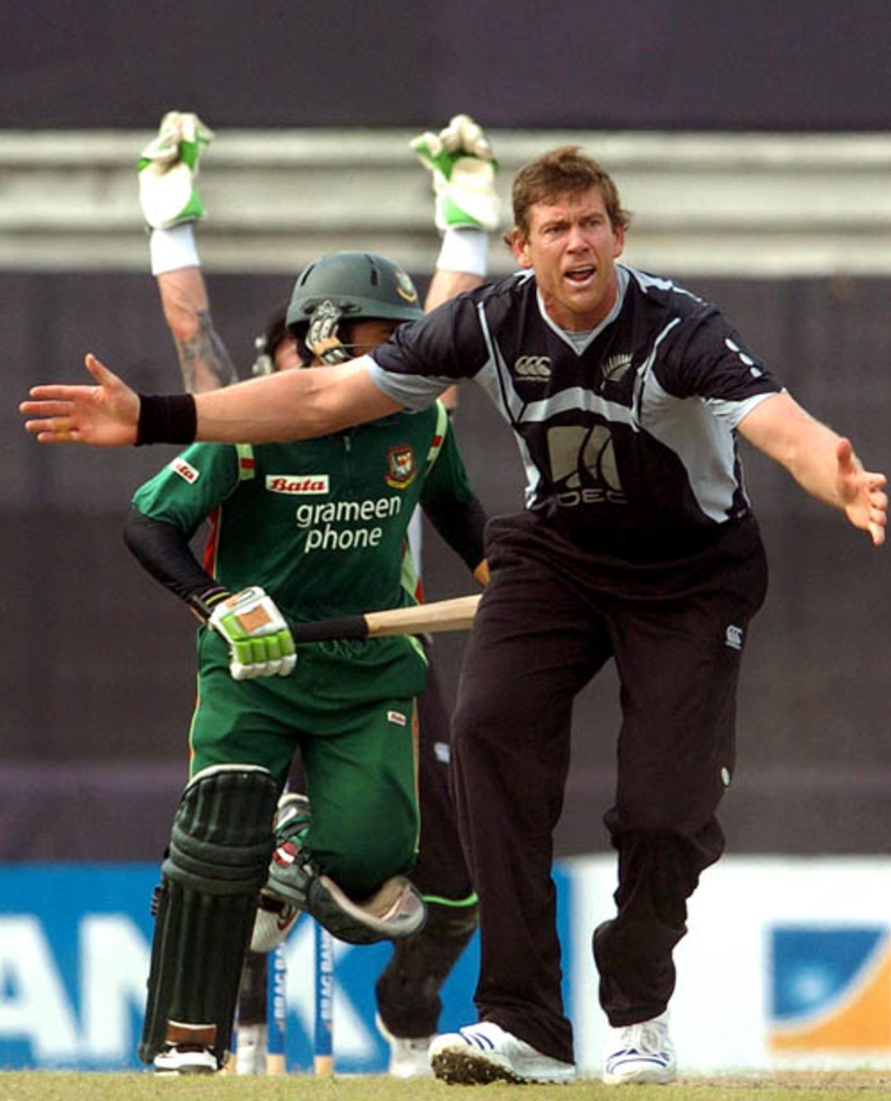 Jacob Oram makes an unsuccessful appeal, Bangladesh v New Zealand, 1st ODI, Mirpur, October 9, 2008